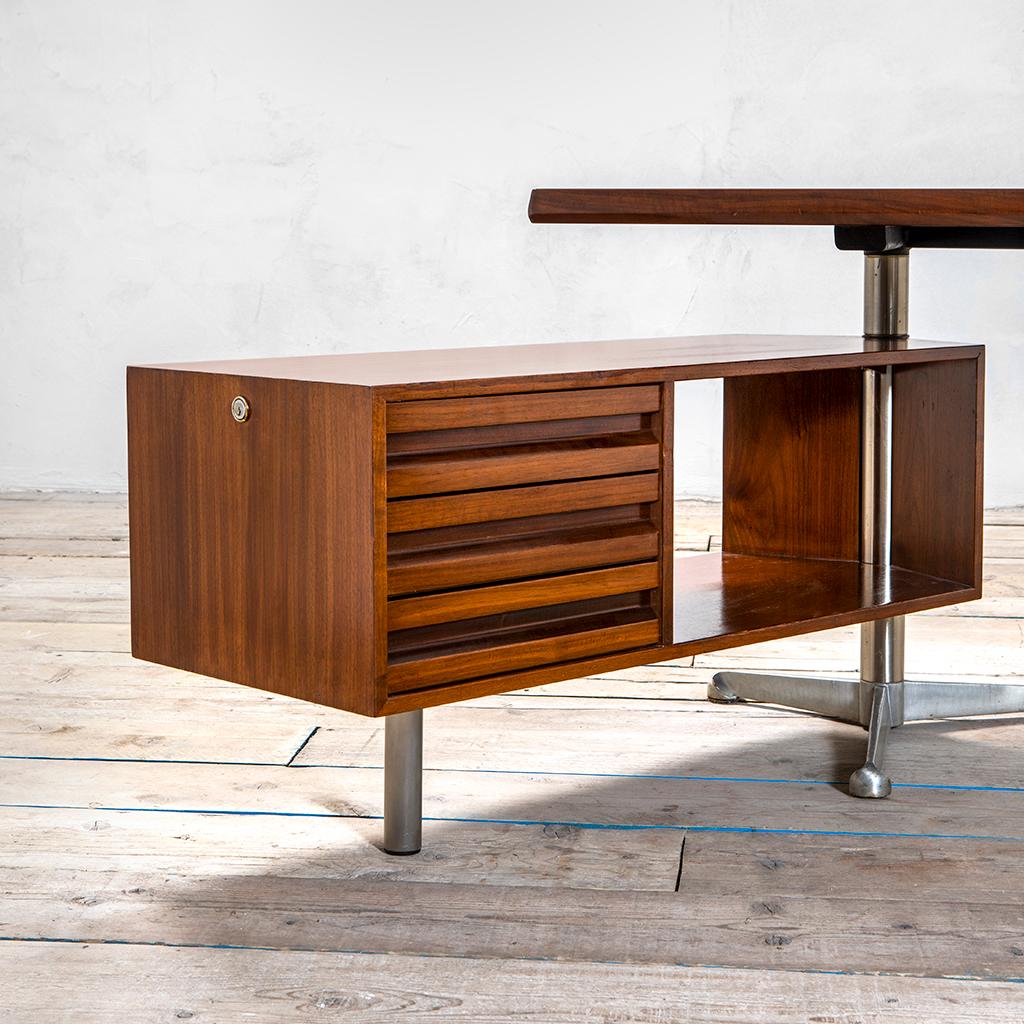 20th Century Osvaldo Borsani Desk Mod. T96 for Tecno with 2 Adjustable Drawers In Good Condition In Turin, Turin