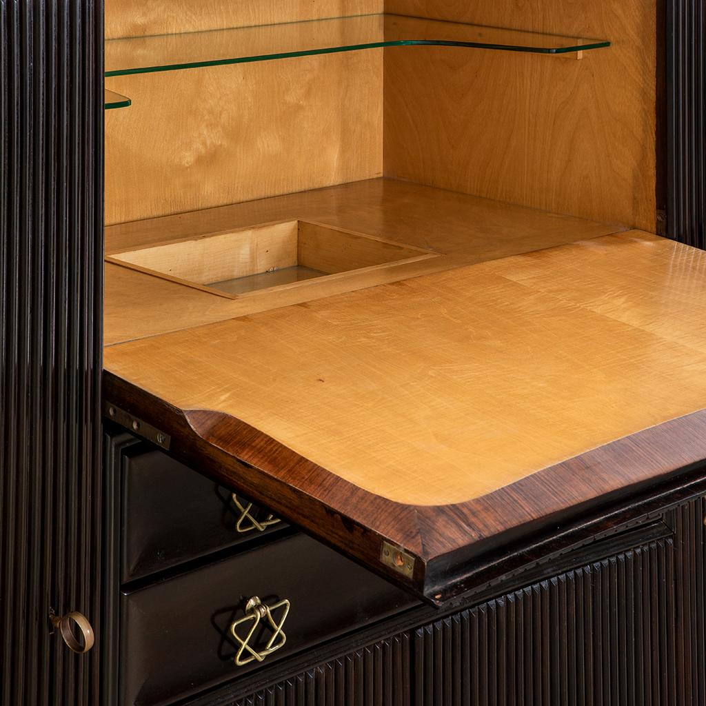 20th Century Osvaldo Borsani Large Cabinet in Dark Wood and Brass Handles '40s 1