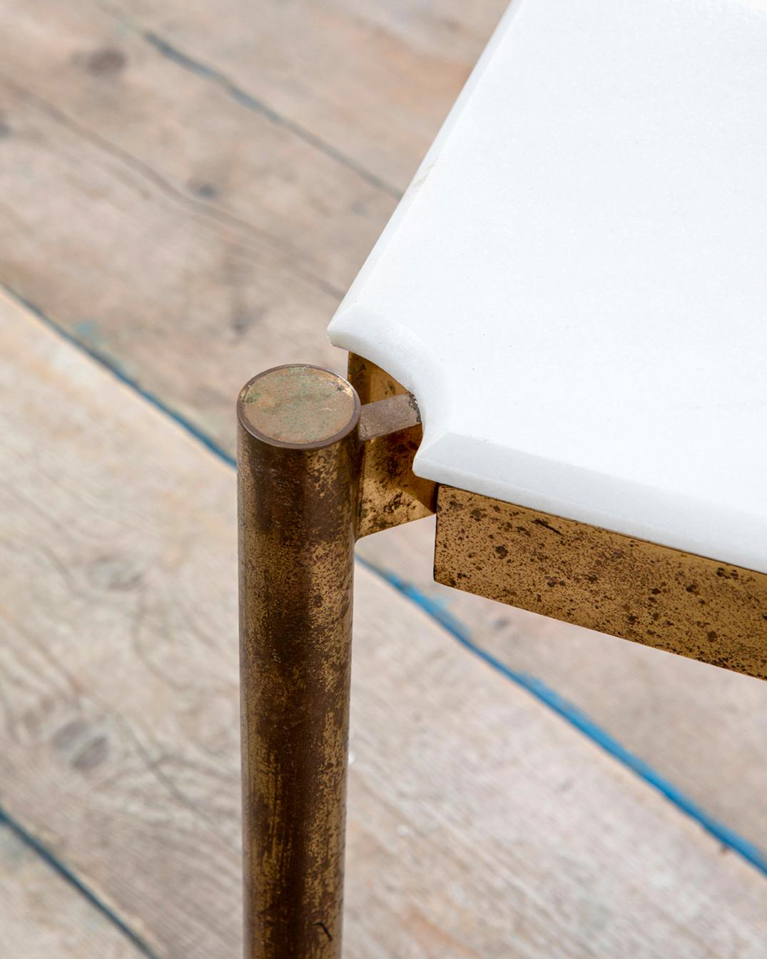 Table basse conçue par Osvaldo Borsani pour Tecno dans les années 50.
La table a une structure en métal et un plateau en marbre. 
Bon état, patine du temps dans la structure métallique et dans le plateau en marbre, entièrement d'origine.
La partie