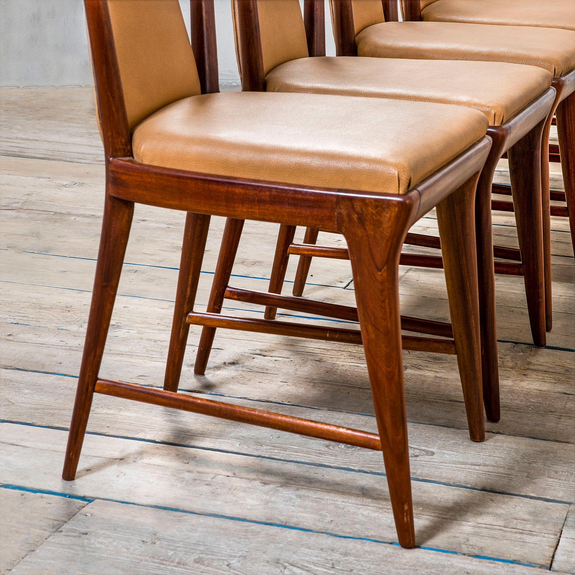 20th Century Osvaldo Borsani Set of 10 Dining Chairs in Wood & Skai '50 for ABV In Good Condition In Turin, Turin