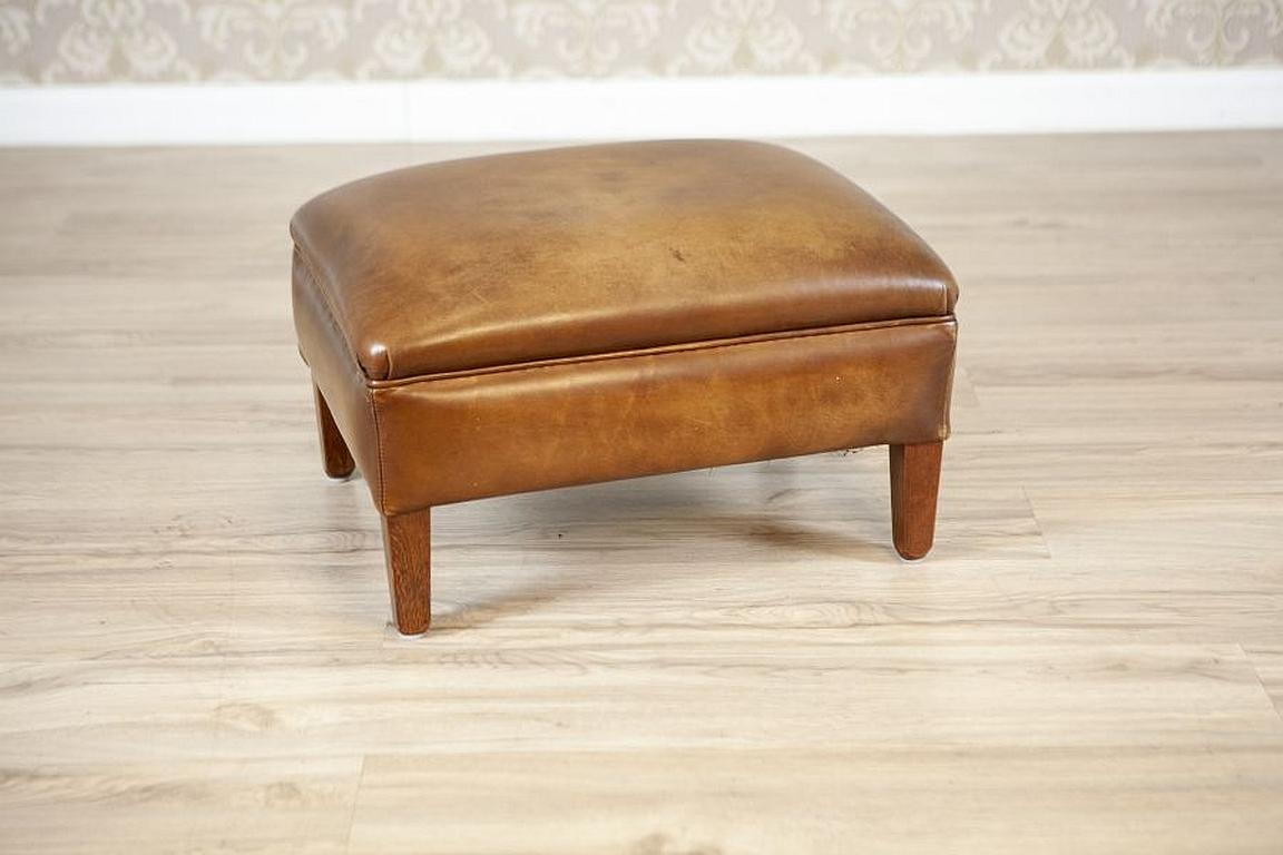 20th-Century Ottoman Upholstered With Leather

We present you a wooden ottoman upholstered with leather.
This piece of furniture has not undergone restoration. It is in particularly good condition. The upholstery is slightly worn out.