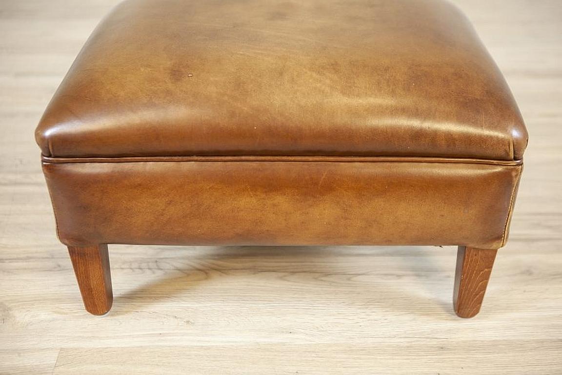 European 20th-Century Ottoman Upholstered With Leather For Sale