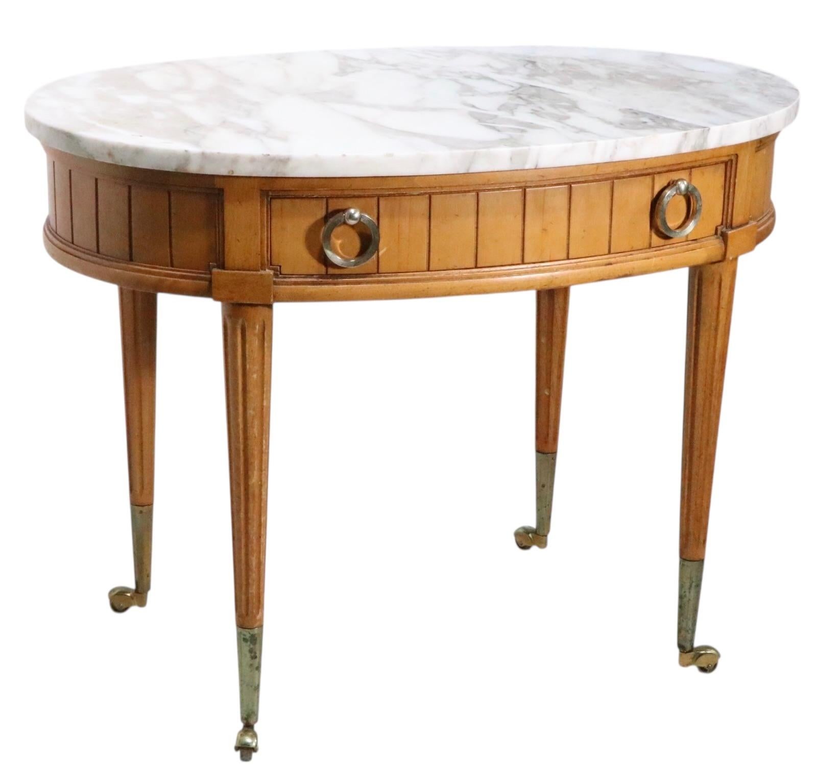 Siglo XX Mesa auxiliar ovalada con tapa de mármol y base de madera estilo renacimiento Luis XVI en venta 4