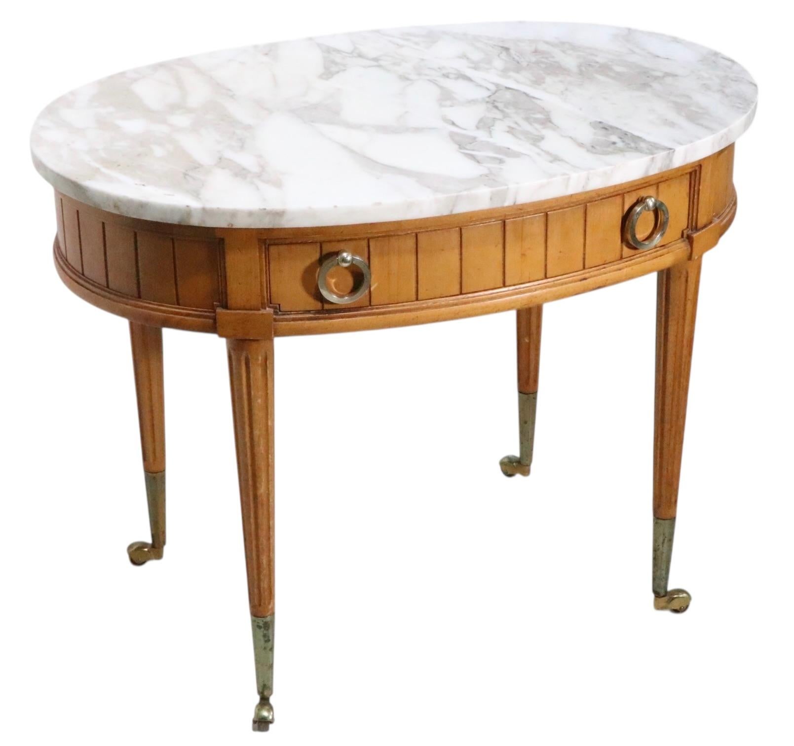 Siglo XX Mesa auxiliar ovalada con tapa de mármol y base de madera estilo renacimiento Luis XVI en venta 5