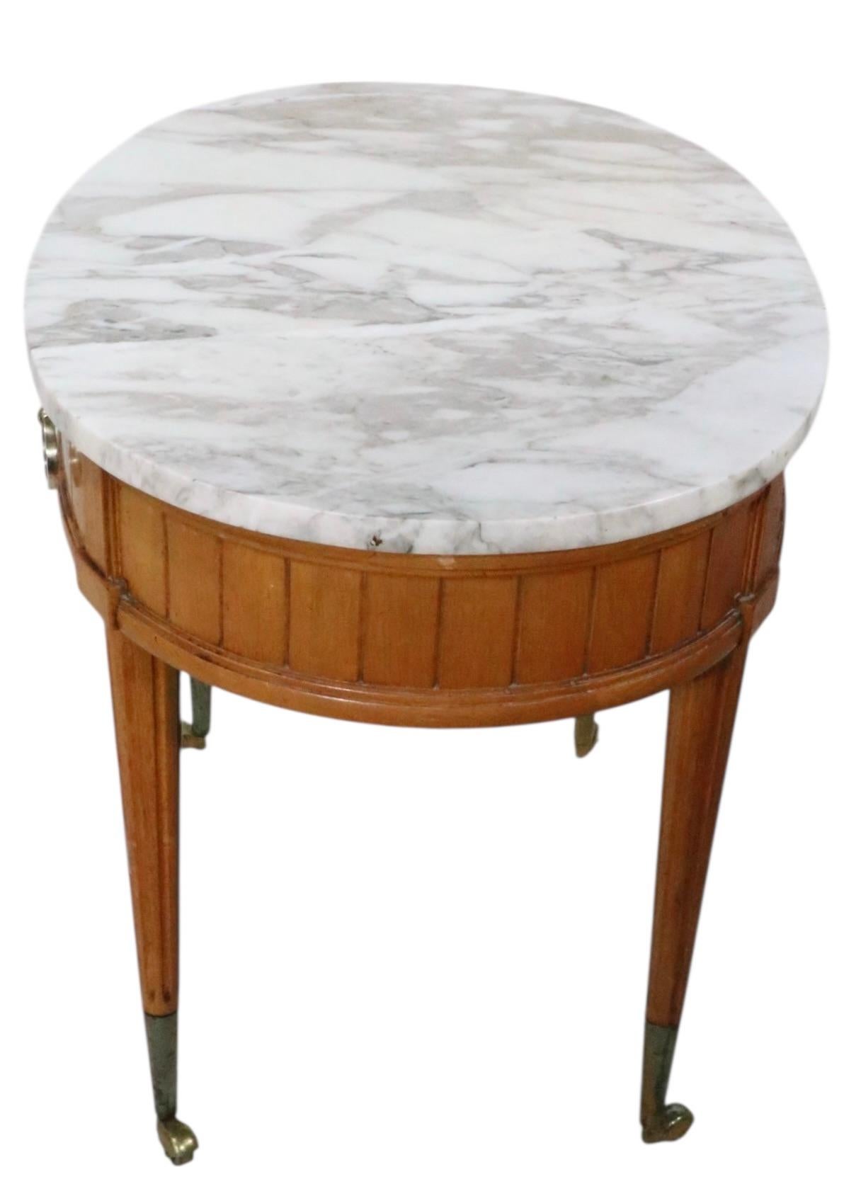 Siglo XX Mesa auxiliar ovalada con tapa de mármol y base de madera estilo renacimiento Luis XVI en venta 6