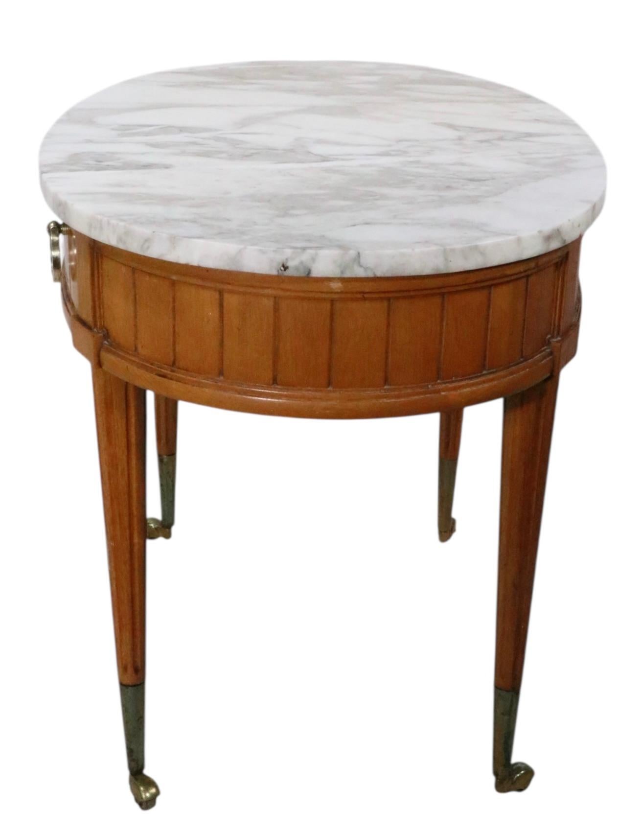 Siglo XX Mesa auxiliar ovalada con tapa de mármol y base de madera estilo renacimiento Luis XVI en venta 7