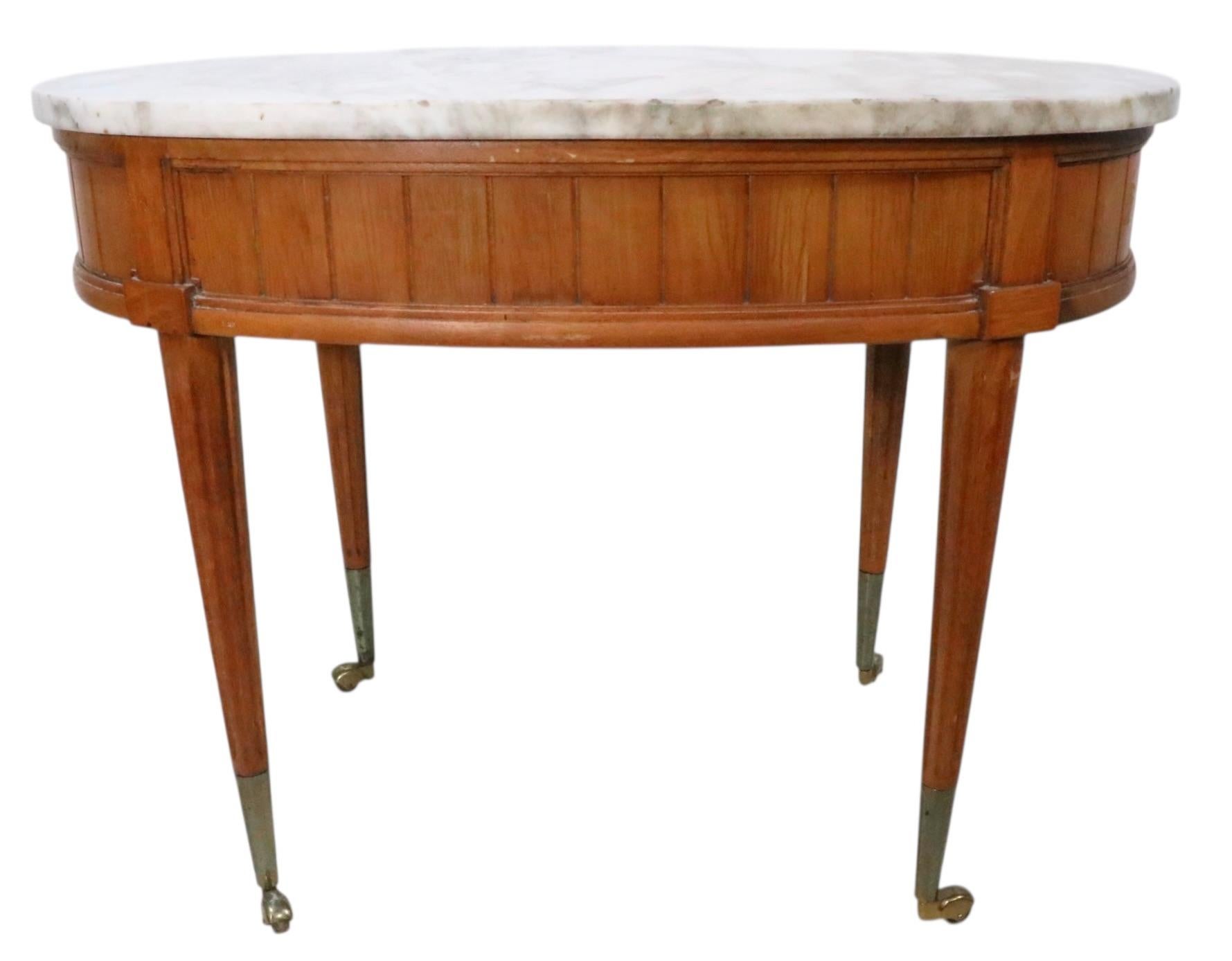 Siglo XX Mesa auxiliar ovalada con tapa de mármol y base de madera estilo renacimiento Luis XVI en venta 8