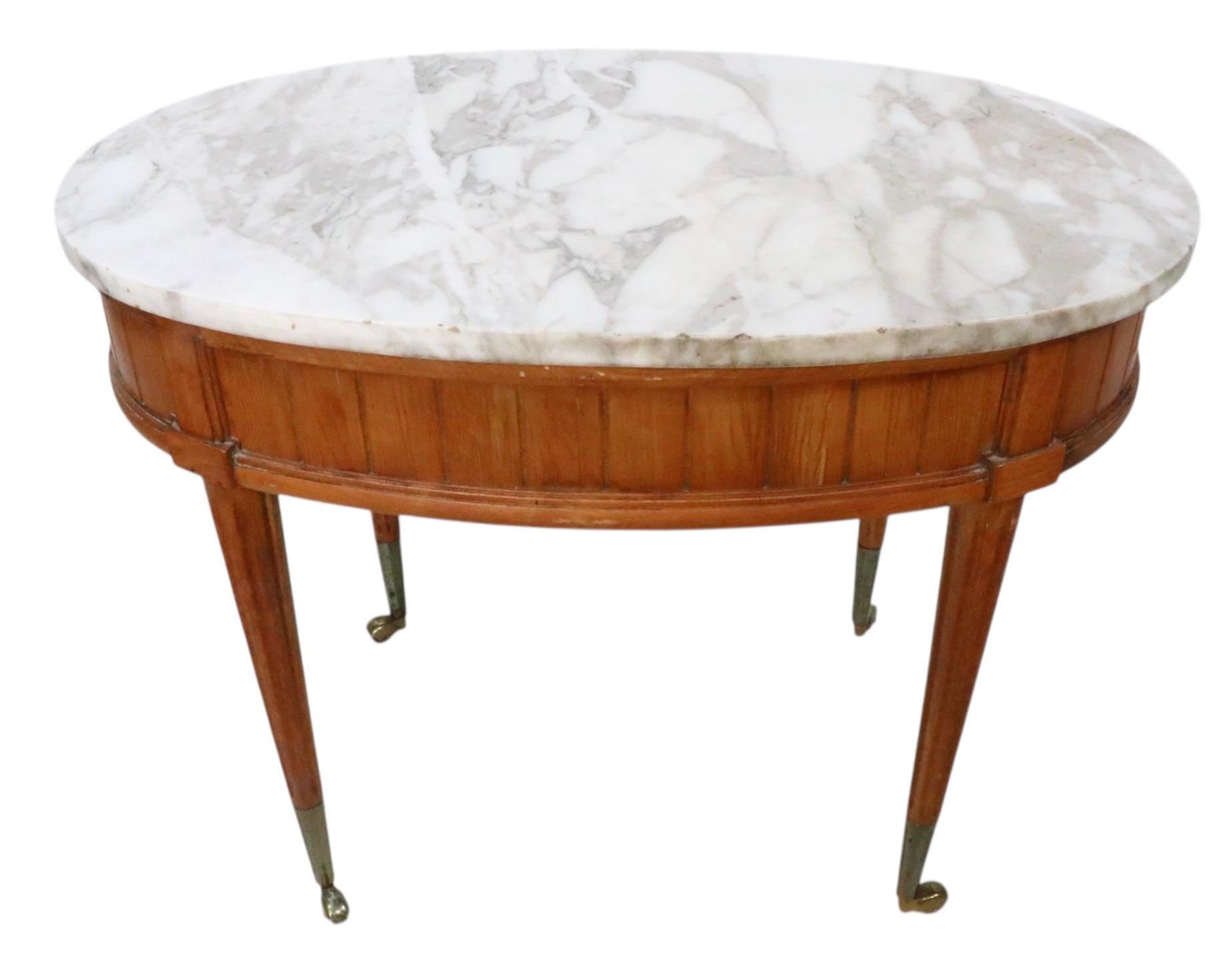 Siglo XX Mesa auxiliar ovalada con tapa de mármol y base de madera estilo renacimiento Luis XVI en venta 9