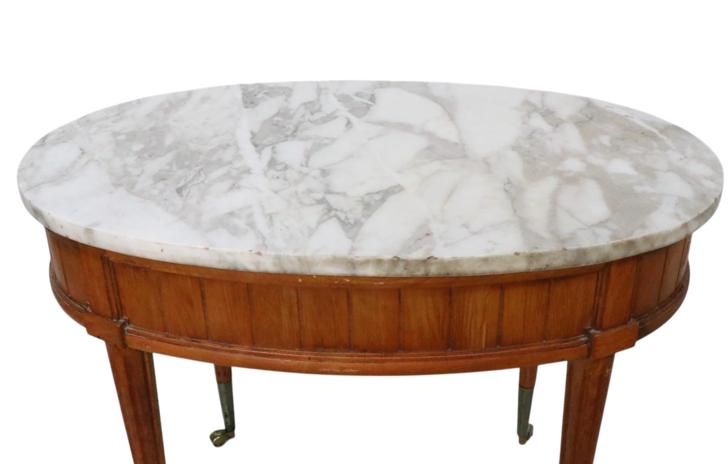 Siglo XX Mesa auxiliar ovalada con tapa de mármol y base de madera estilo renacimiento Luis XVI en venta 10