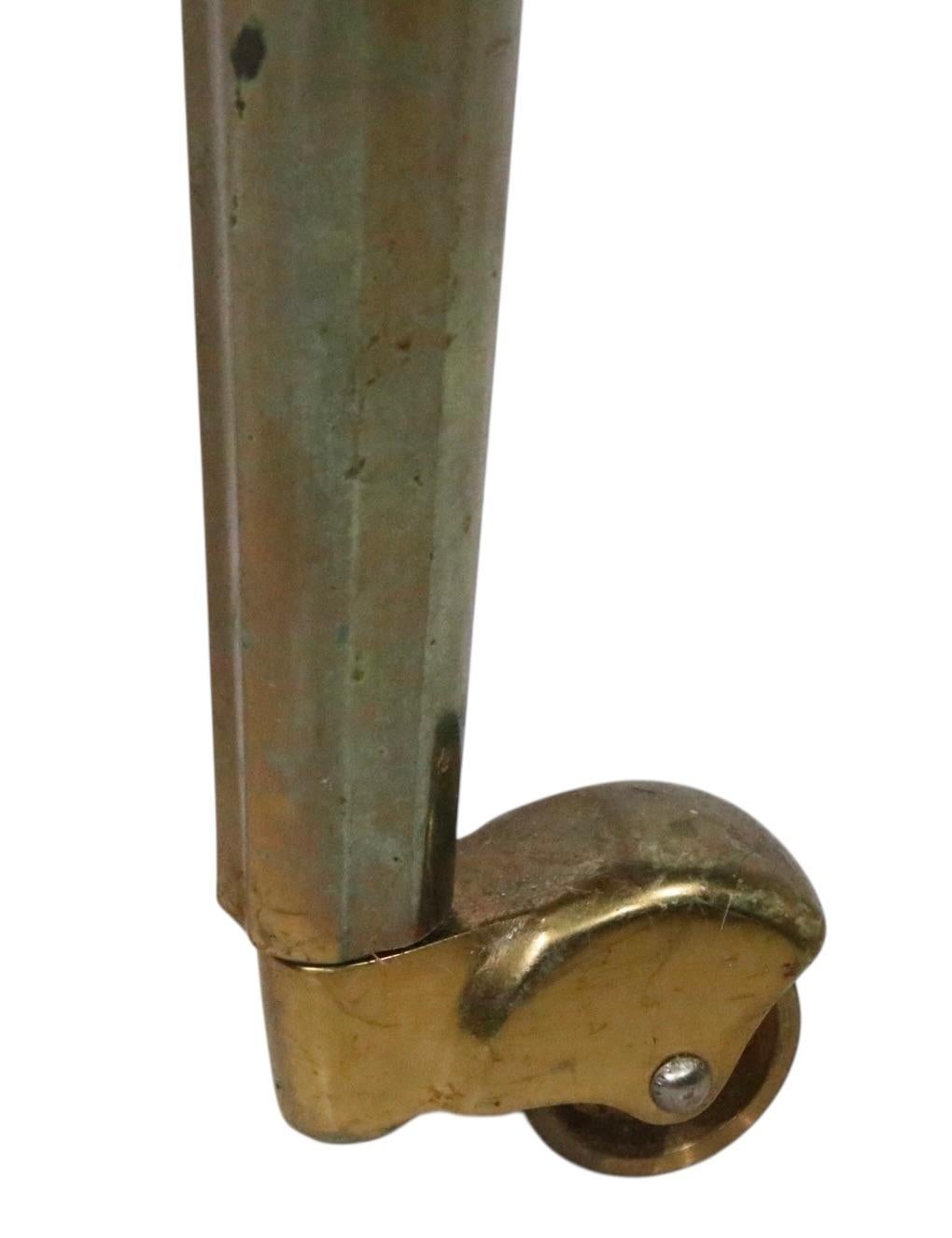 Siglo XX Mesa auxiliar ovalada con tapa de mármol y base de madera estilo renacimiento Luis XVI en venta 11