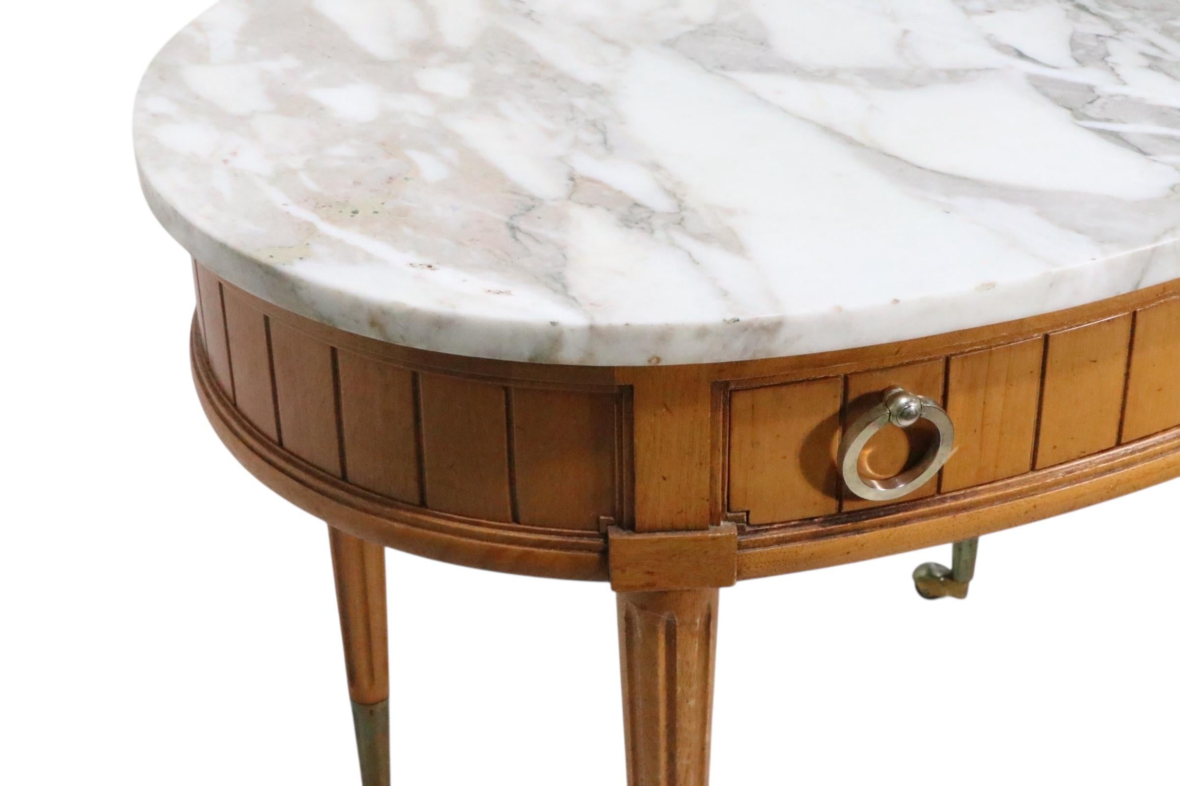 Siglo XX Mesa auxiliar ovalada con tapa de mármol y base de madera estilo renacimiento Luis XVI en venta 13