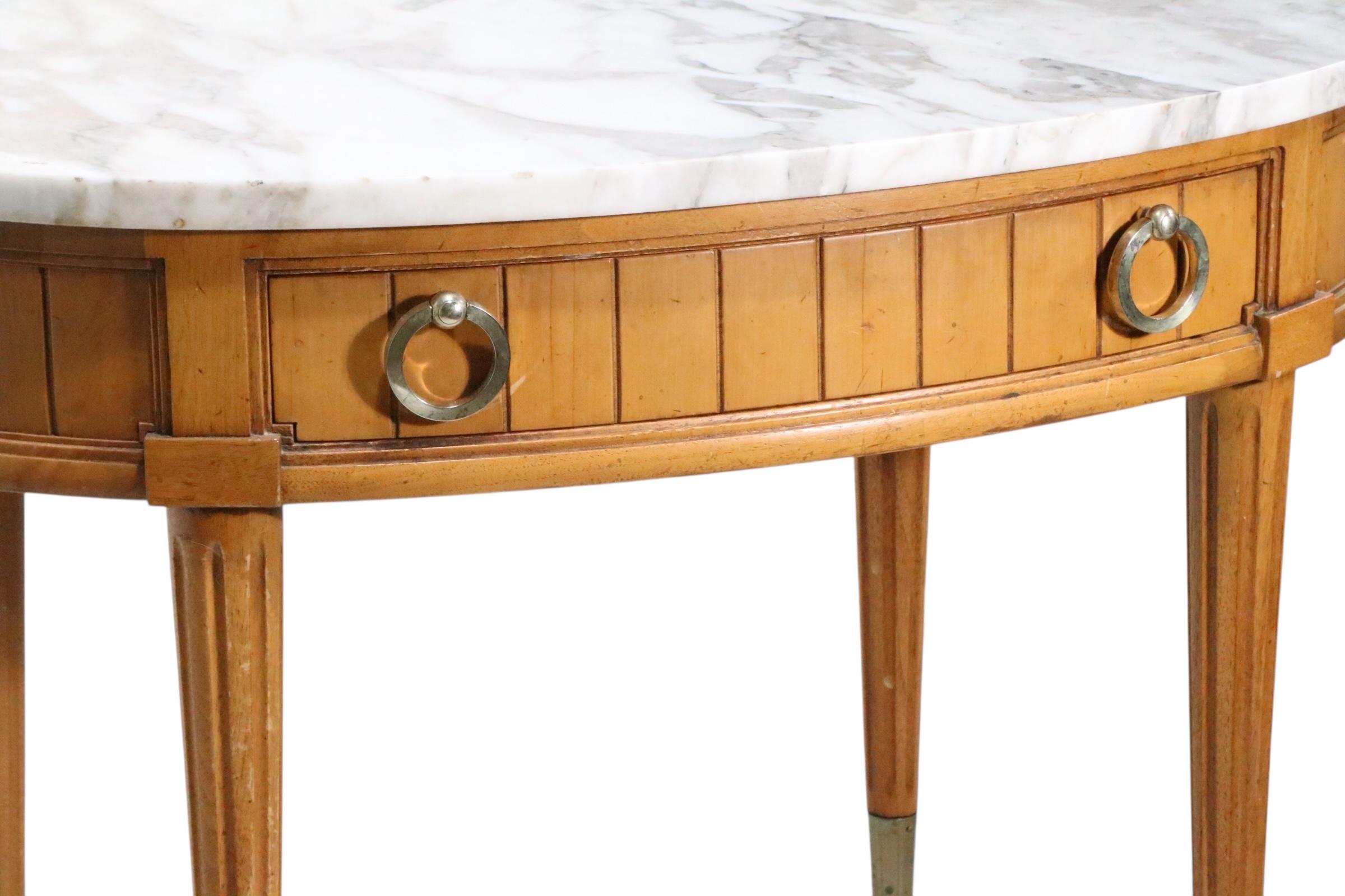 Siglo XX Mesa auxiliar ovalada con tapa de mármol y base de madera estilo renacimiento Luis XVI en venta 14