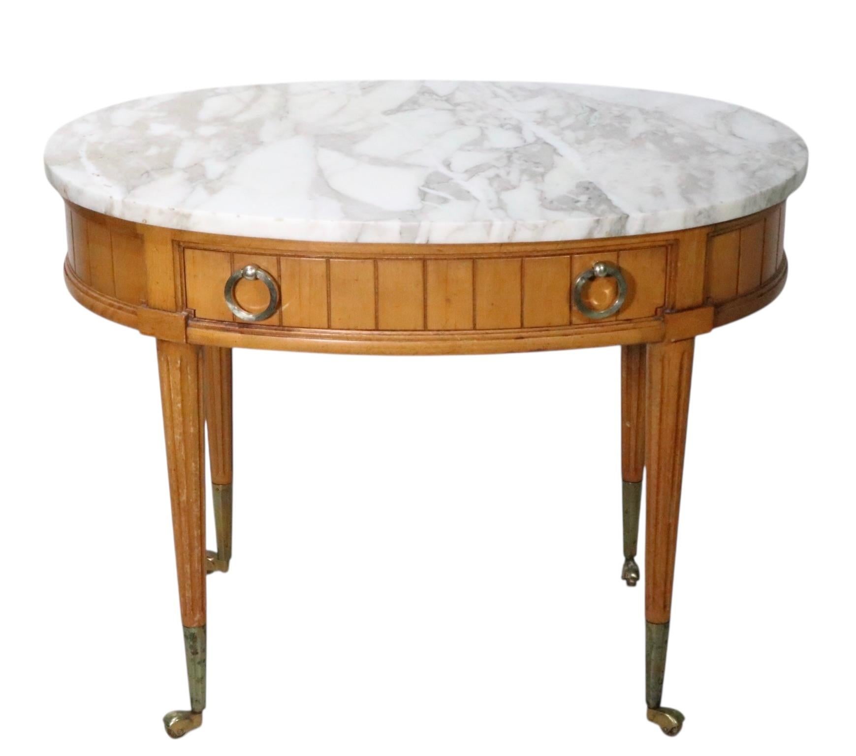 Siglo XX Mesa auxiliar ovalada con tapa de mármol y base de madera estilo renacimiento Luis XVI Italiano en venta