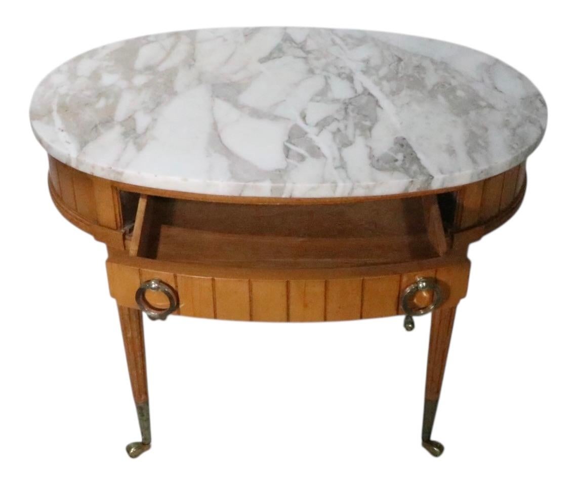 Siglo XX Mesa auxiliar ovalada con tapa de mármol y base de madera estilo renacimiento Luis XVI en Bueno estado para la venta en New York, NY
