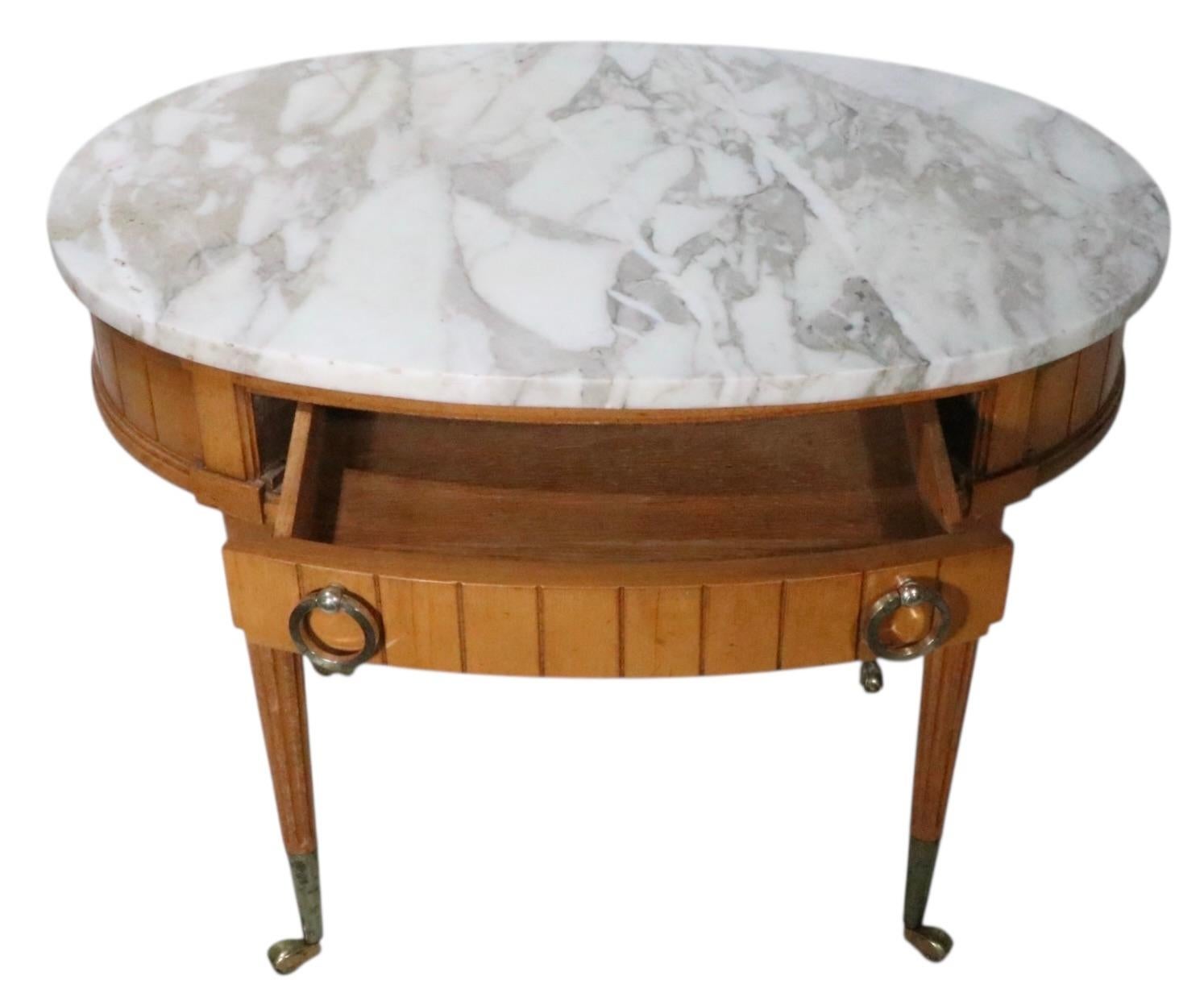 Siglo XX Mesa auxiliar ovalada con tapa de mármol y base de madera estilo renacimiento Luis XVI siglo XX en venta