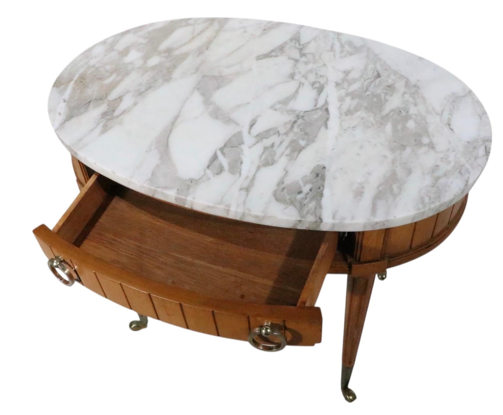 Siglo XX Mesa auxiliar ovalada con tapa de mármol y base de madera estilo renacimiento Luis XVI Chapado en plata en venta