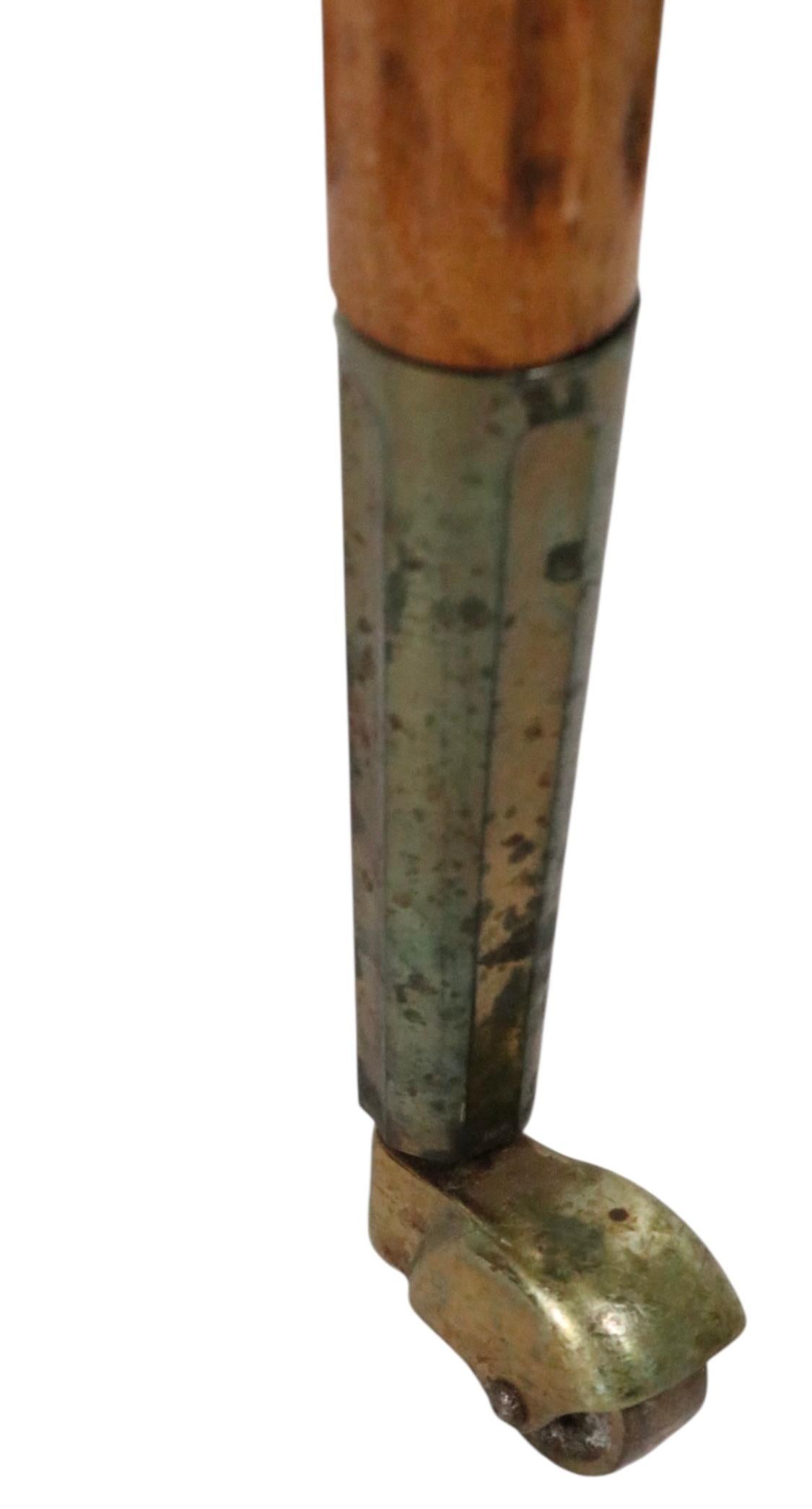 Siglo XX Mesa auxiliar ovalada con tapa de mármol y base de madera estilo renacimiento Luis XVI en venta 1
