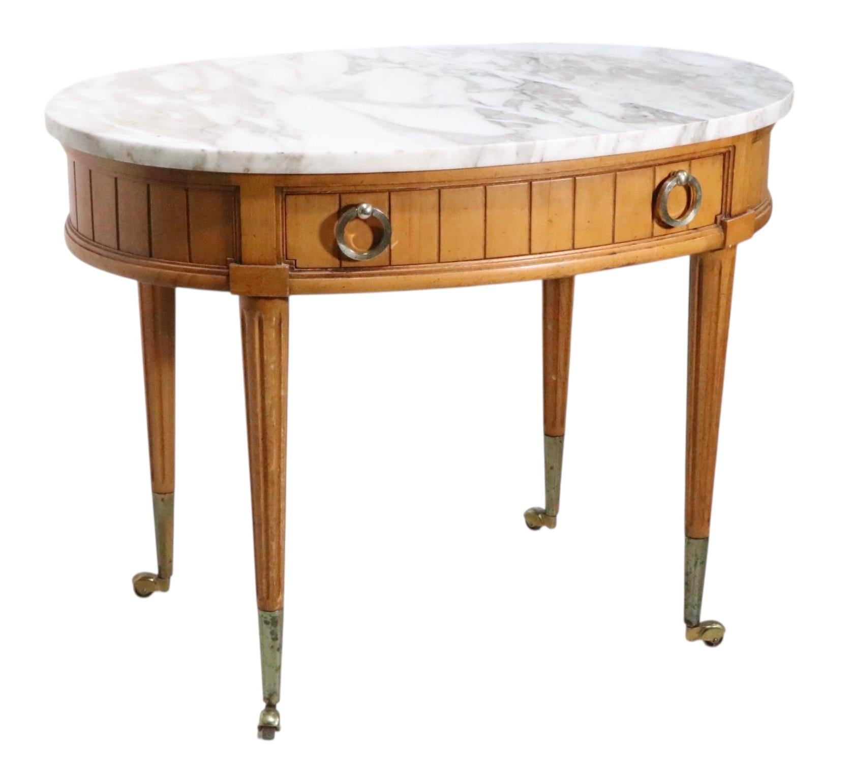 Siglo XX Mesa auxiliar ovalada con tapa de mármol y base de madera estilo renacimiento Luis XVI en venta 3