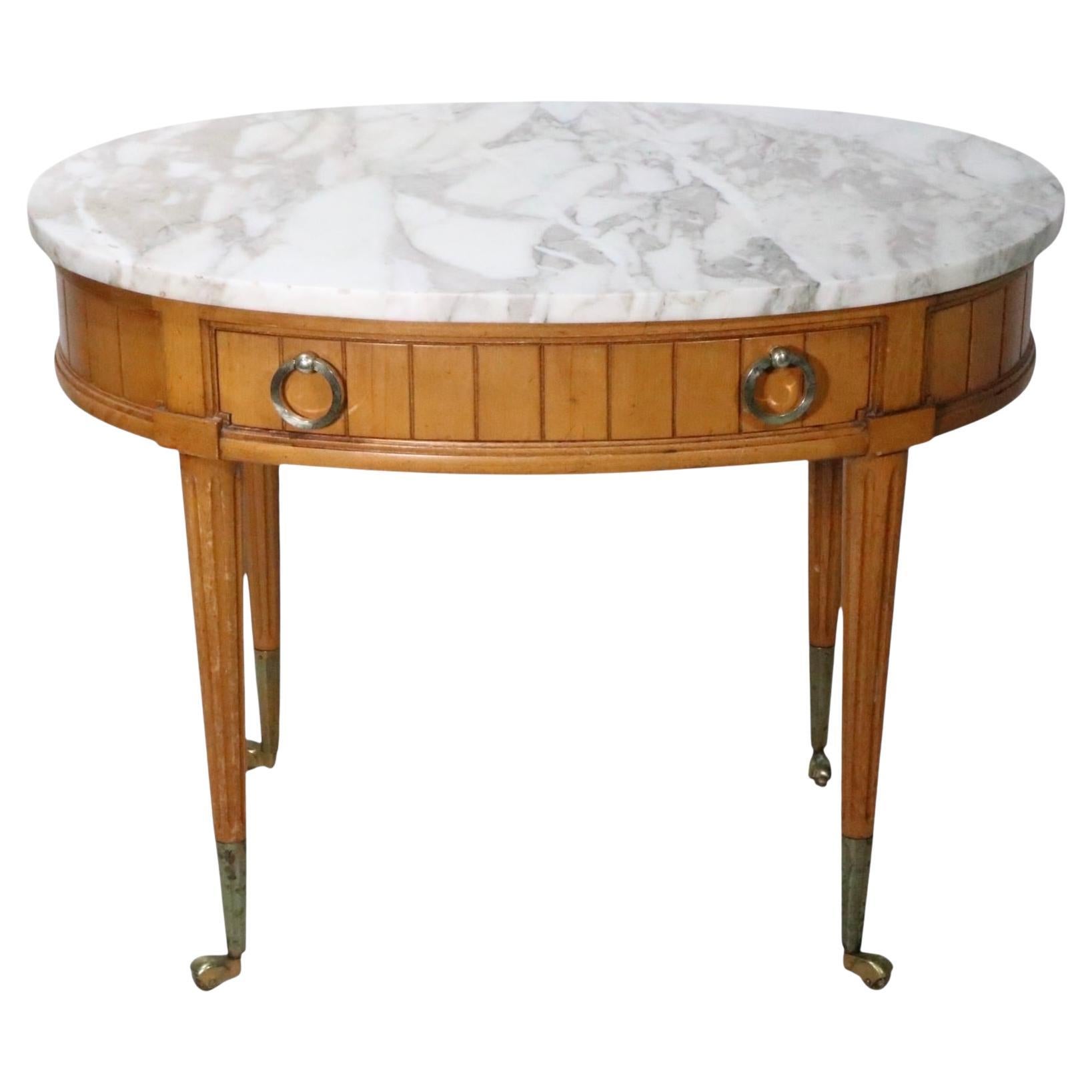 Siglo XX Mesa auxiliar ovalada con tapa de mármol y base de madera estilo renacimiento Luis XVI en venta