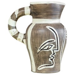 20e siècle, Pablo Picasso Ceramic Pitcher mod. Pichet gravé gris