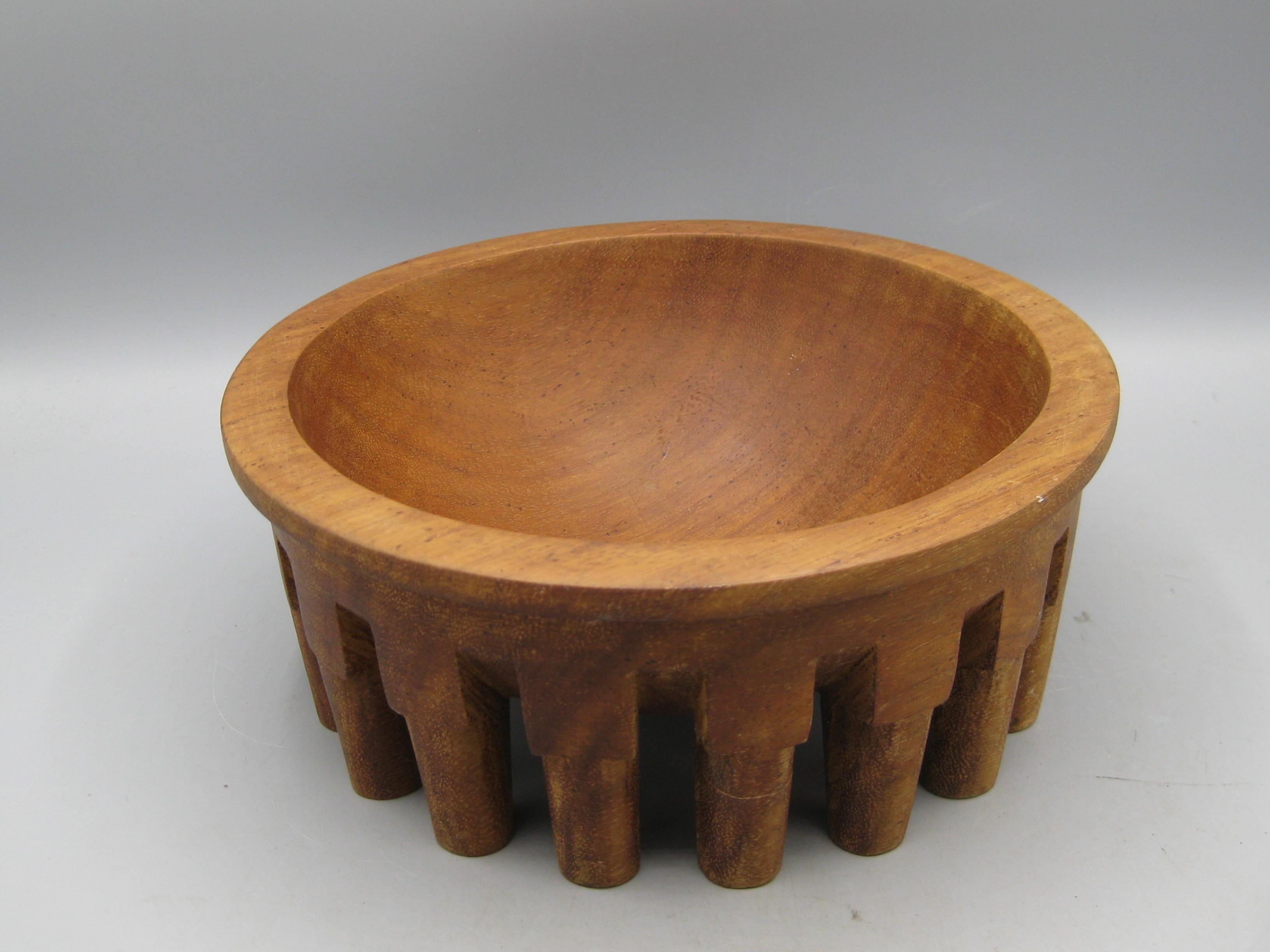 Eine wunderbare kreisförmige Kavaschale aus Holz aus dem 20. Jahrhundert, genannt tanoa fai'ava, die aus einem einzigen Stück Holz geschnitzt ist und auf siebzehn runden Beinen steht. Hergestellt aus einheimischem Hartholz. Maße: 8