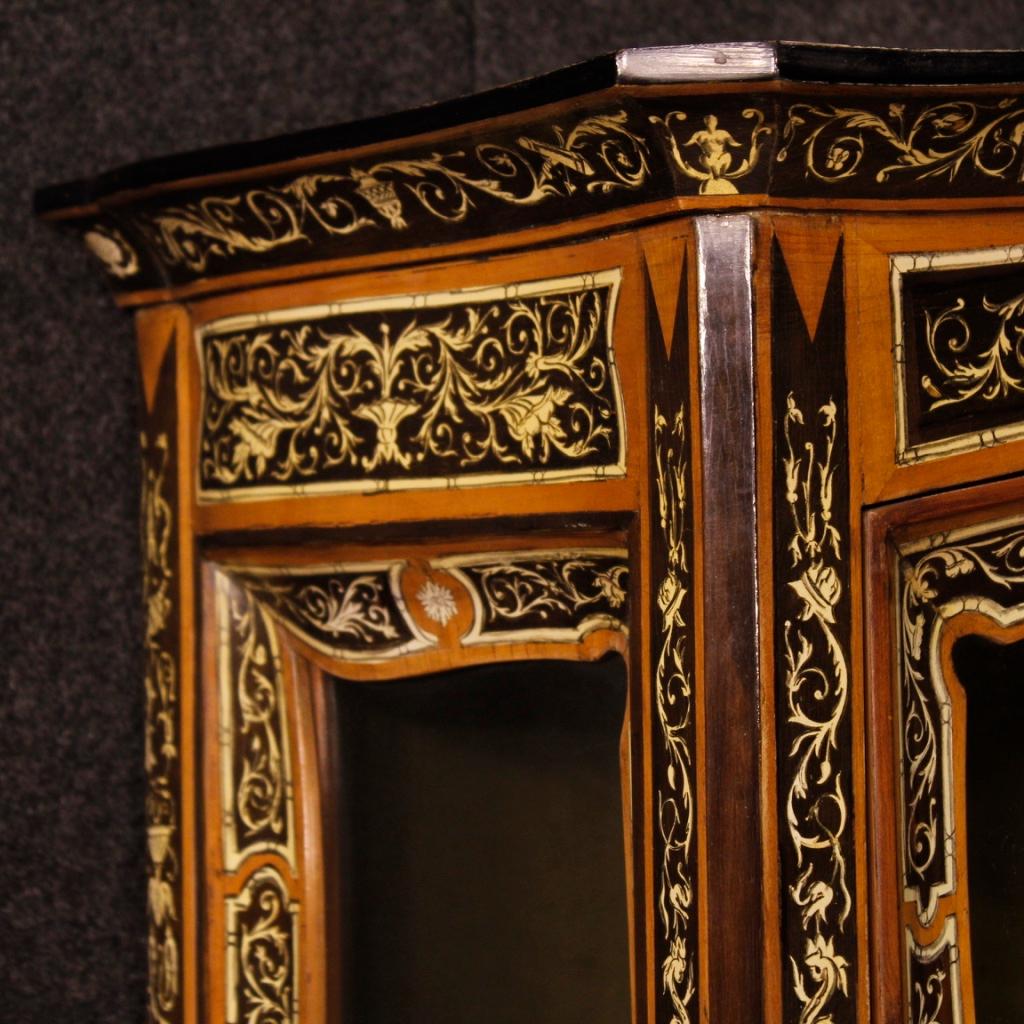 Italian showcase from 20th century. Furniture of great impact and charm decorated in faux ivory, with painted and chiseled elements. Display cabinet of beautiful line and excellent proportion equipped with glass recessed on the doors and sides ideal