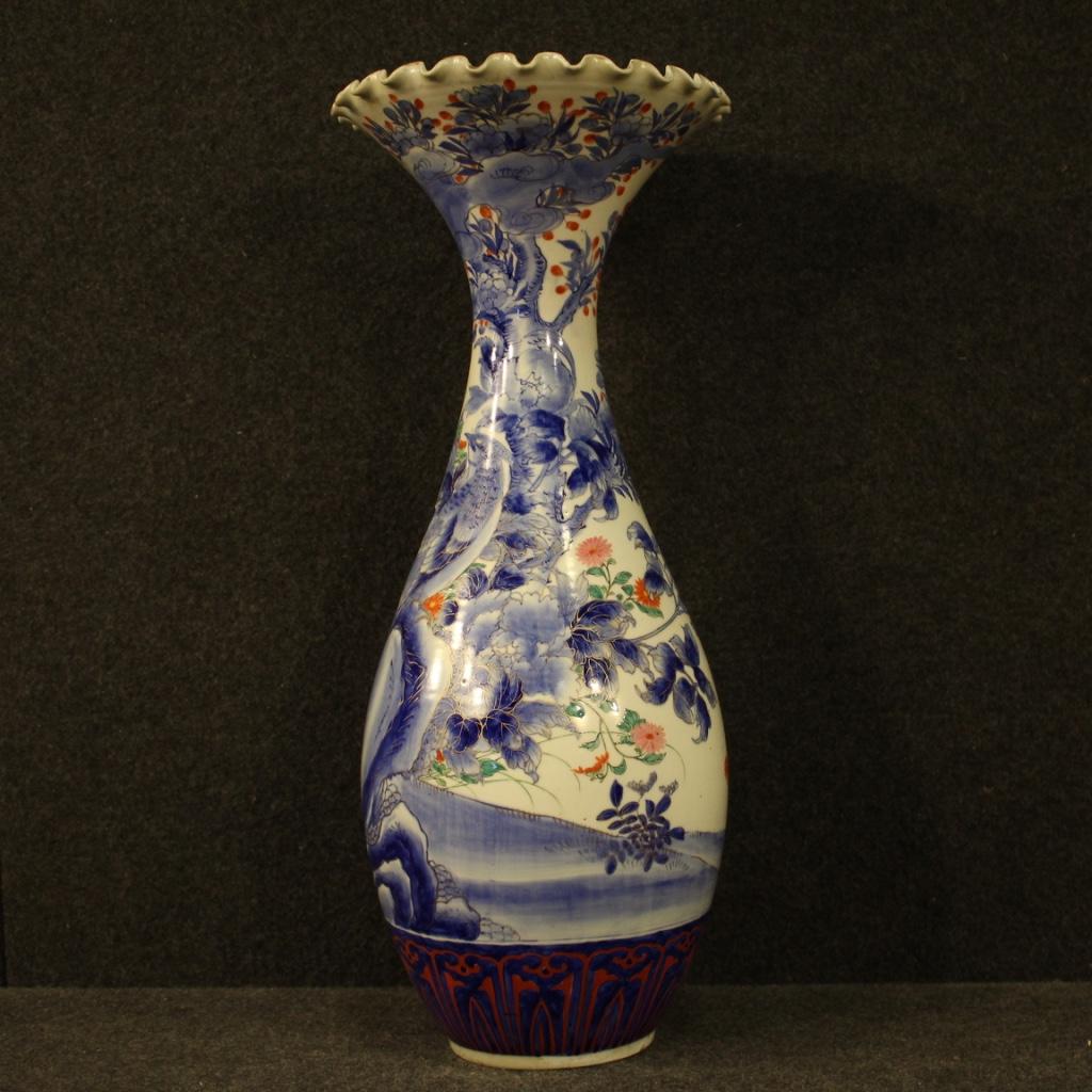 Große japanische Vase aus der ersten Hälfte des 20. Jahrhunderts. Arbeiten aus glasierter und handbemalter Keramik mit Blumenschmuck im orientalischen Stil. Vase von schöner Größe und großen Charme unter dem Boden unterzeichnet (siehe Foto). Vase,