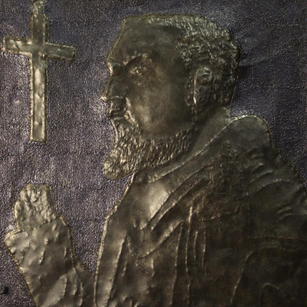 High-relief sculpture signed Alfonso Cavaiuolo and dated 2002, missing authentic. Work in painted and chiseled metal depicting a representation of Padre Pio. Sculpture for antique dealers and collectors of great size and impact. Panel with