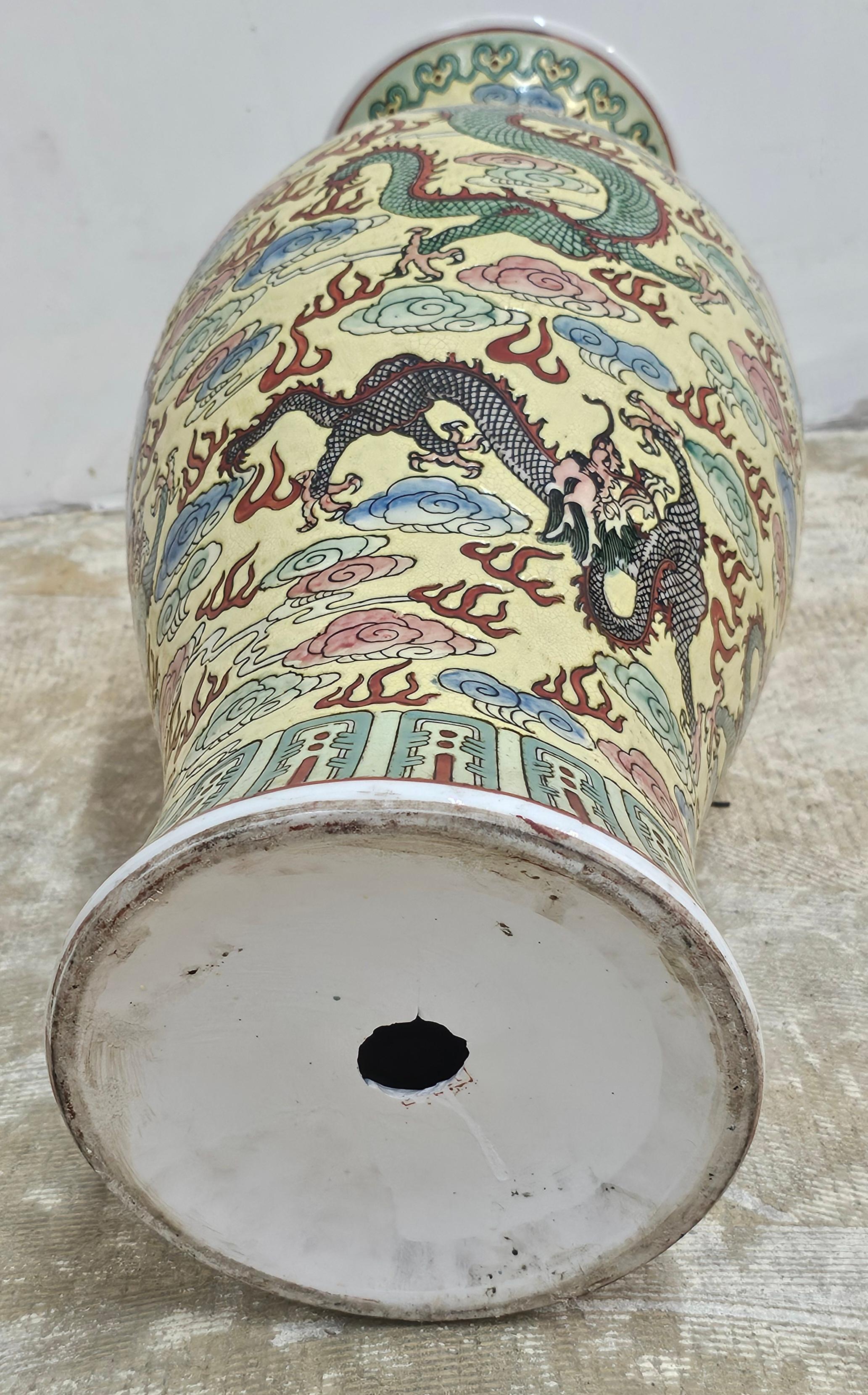20° secolo Dipinto Smaltato Forato Cinese  Vaso in vendita 2