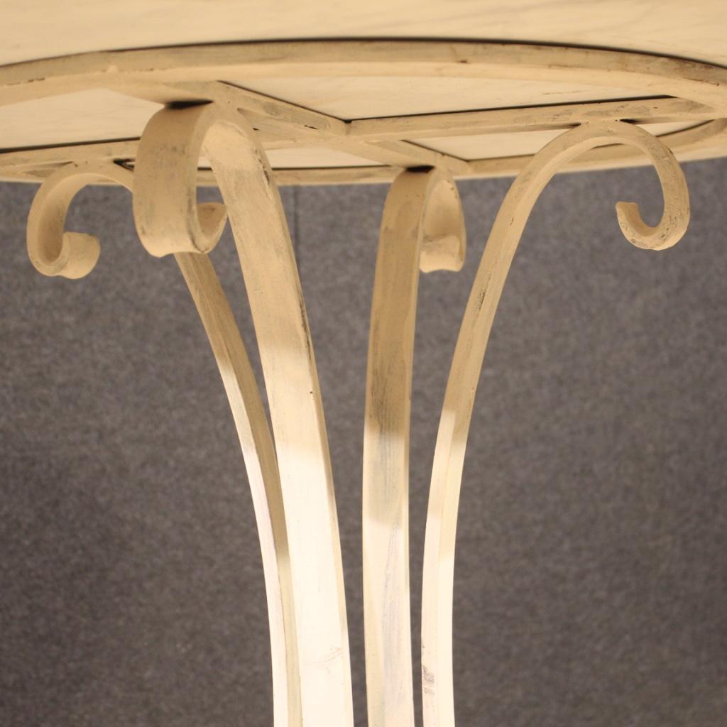 Italienischer runder Tisch aus lackiertem Eisen mit eingelegter Marmorplatte aus dem 20. Jahrhundert, 1960 im Angebot 8