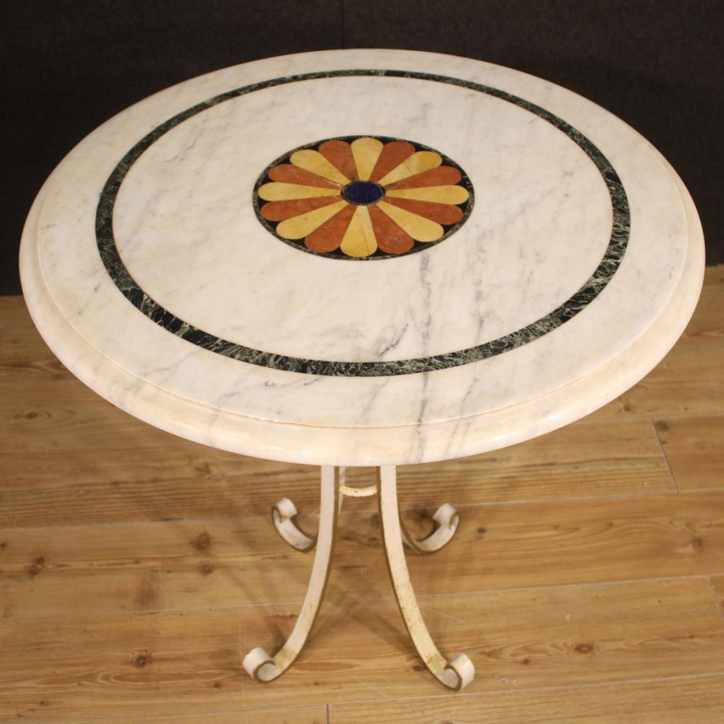 20ième siècle Table ronde italienne en fer peint avec plateau en marbre incrusté du 20ème siècle, 1960 en vente