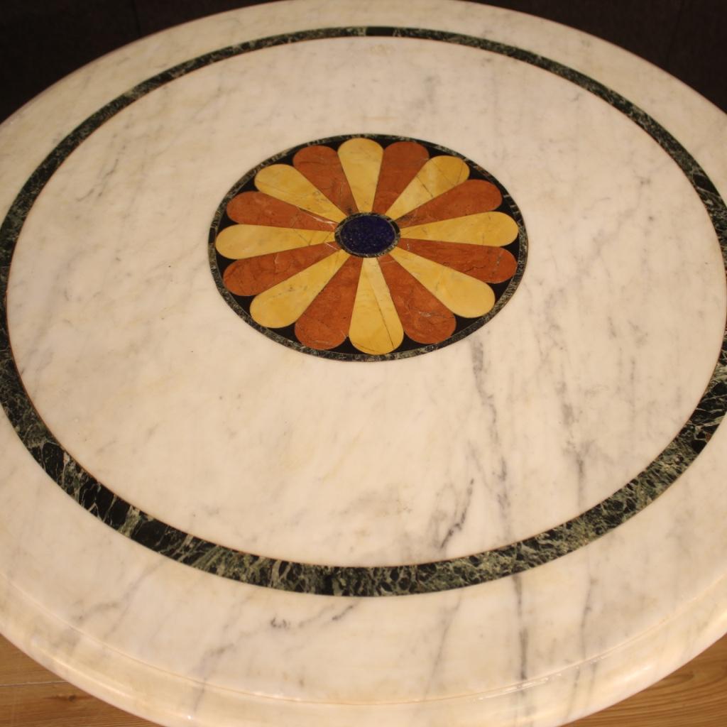 Table ronde italienne en fer peint avec plateau en marbre incrusté du 20ème siècle, 1960 en vente 4