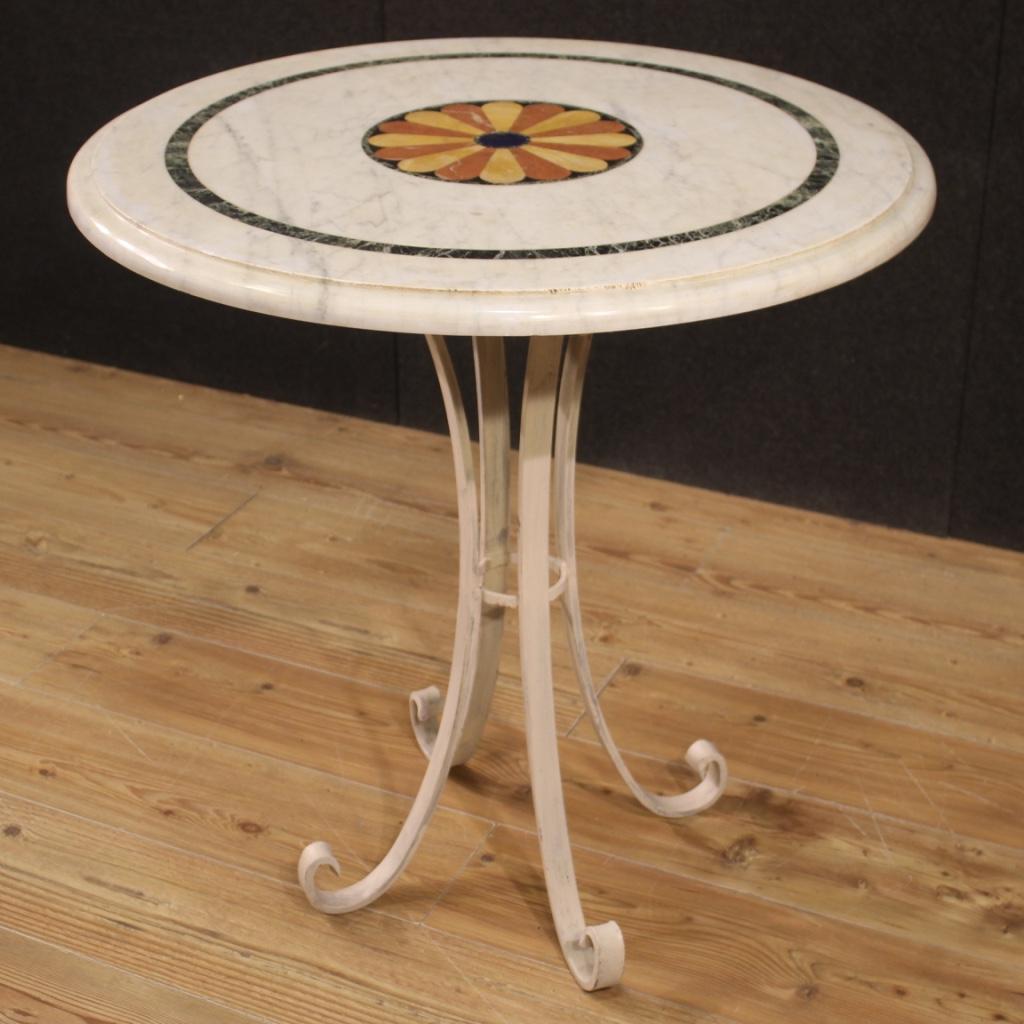 20ème siècle, fer peint avec plateau en marbre incrusté, table ronde italienne, 1960 en vente 4