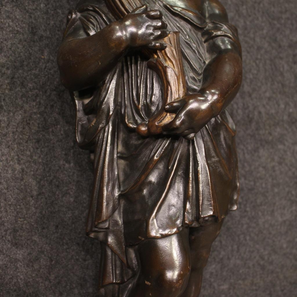 20ème siècle Métal peint Sculpture ancienne française avec chérubin et corne d'abondance, années 1920 en vente 6