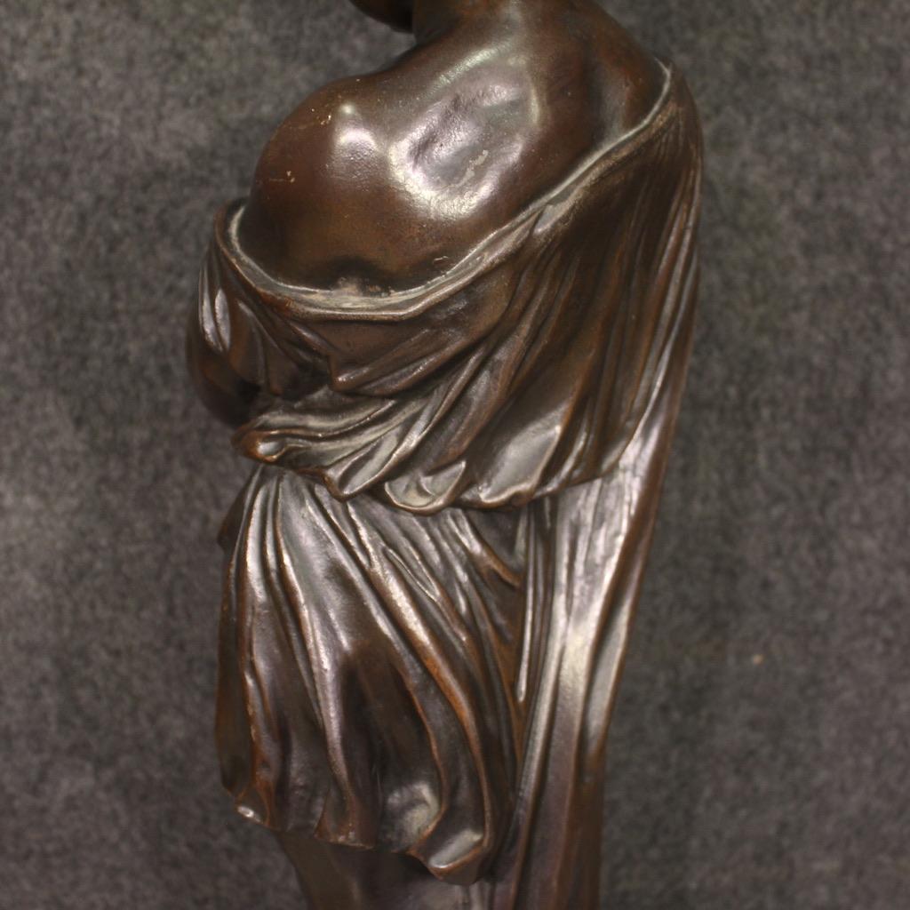 20ème siècle Métal peint Sculpture ancienne française avec chérubin et corne d'abondance, années 1920 en vente 2