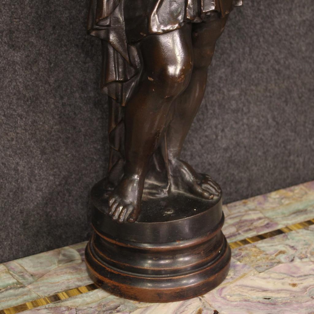 20ème siècle Métal peint Sculpture ancienne française avec chérubin et corne d'abondance, années 1920 en vente 4