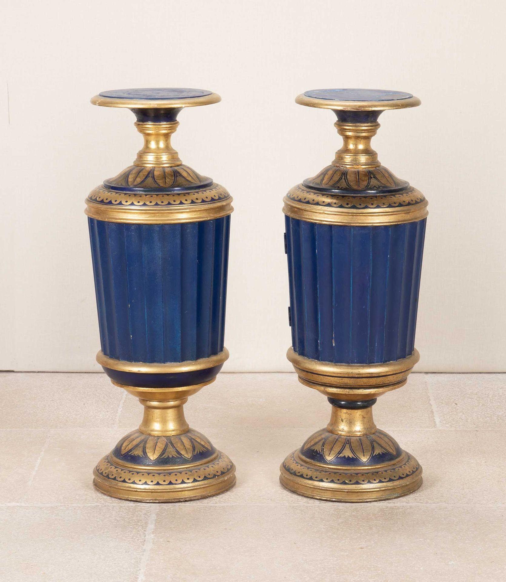 Paire d'armoires décoratives à piédestal peintes du 20e siècle, dans le style du Pavillon de Brighton.