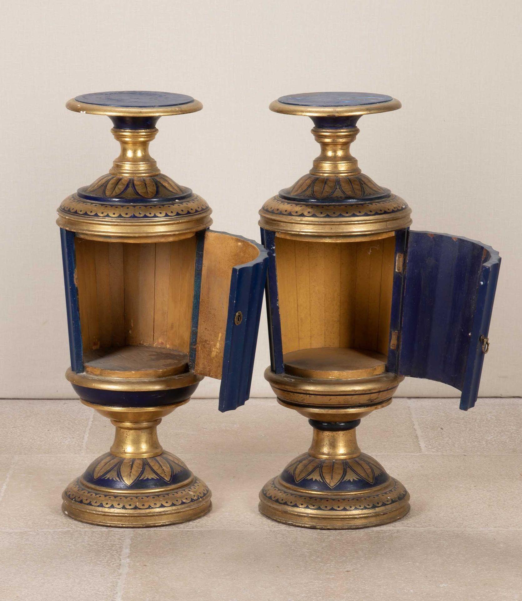 Mid-Century Modern Armoires décoratives à piédestal peintes du 20e siècle en vente