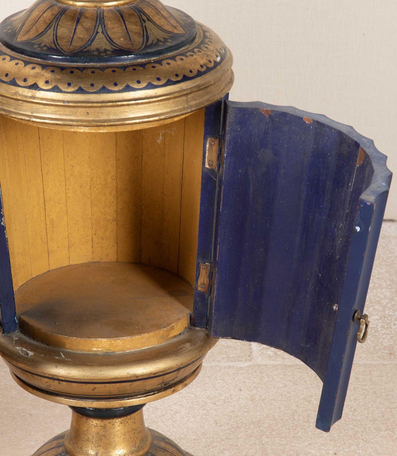 Armoires décoratives à piédestal peintes du 20e siècle Bon état - En vente à Gloucestershire, GB