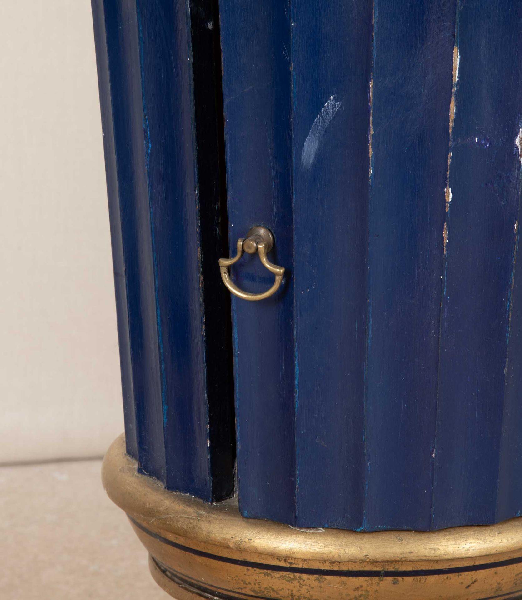 20ième siècle Armoires décoratives à piédestal peintes du 20e siècle en vente