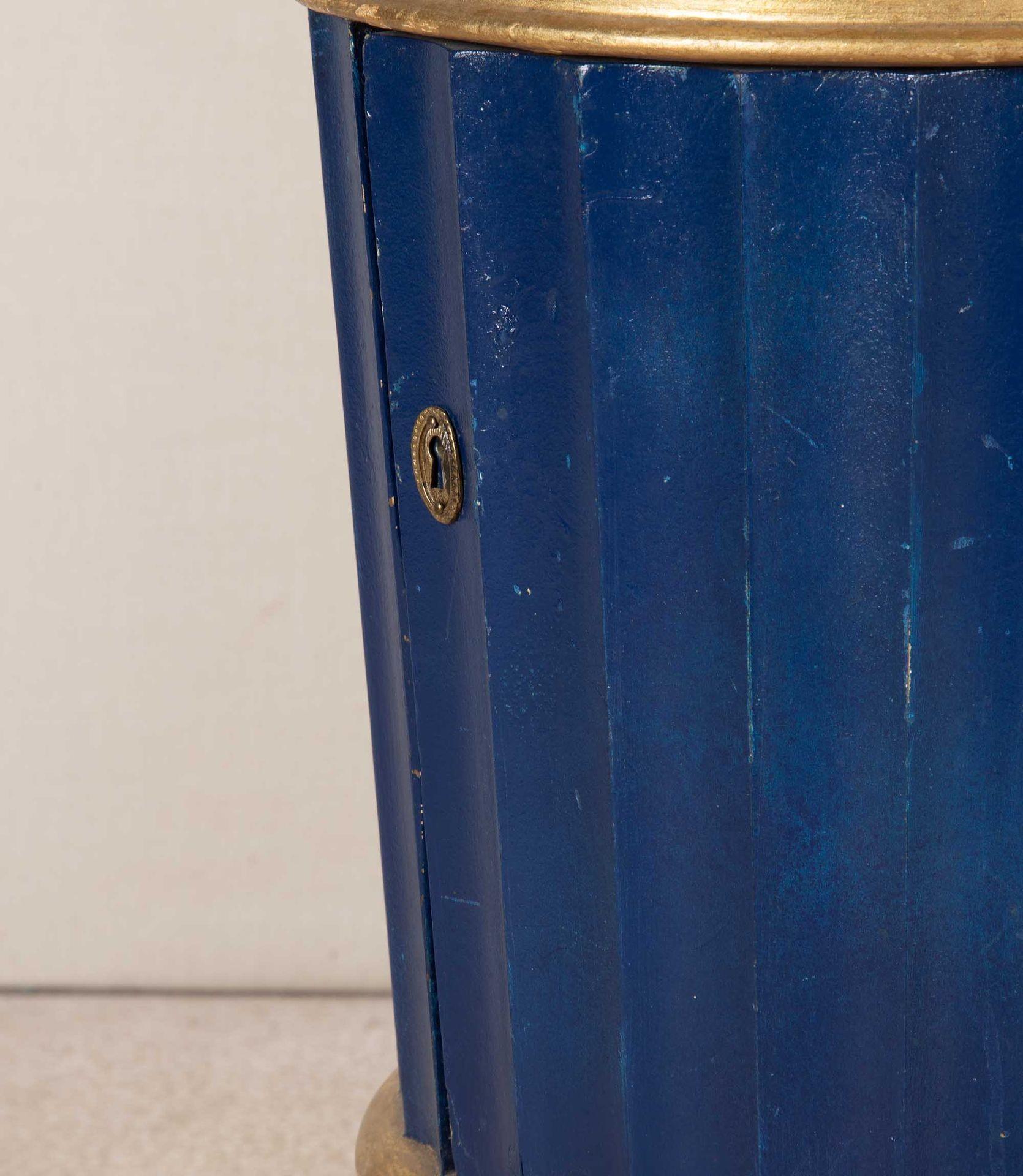 Bois Armoires décoratives à piédestal peintes du 20e siècle en vente