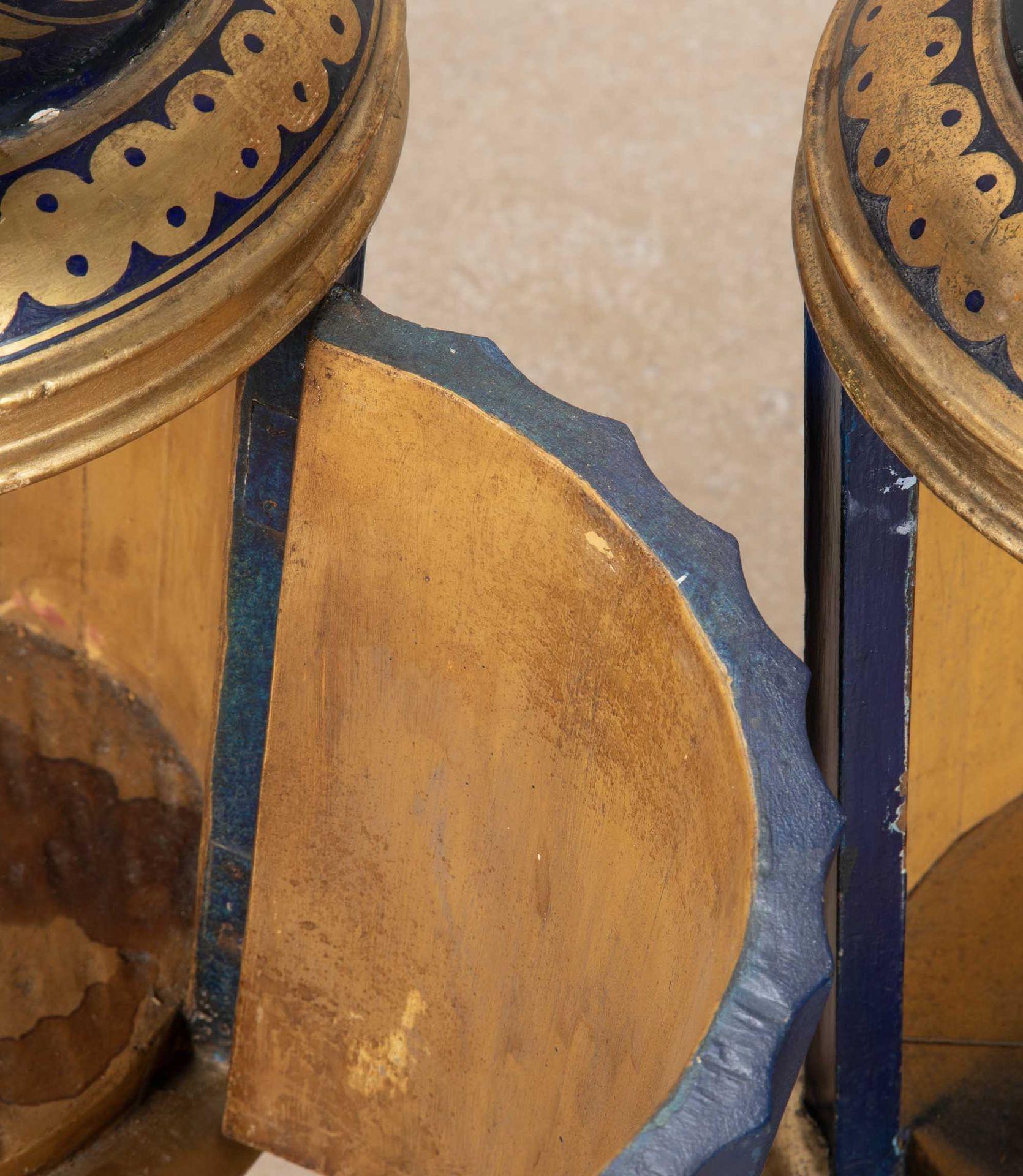 Armoires décoratives à piédestal peintes du 20e siècle en vente 1