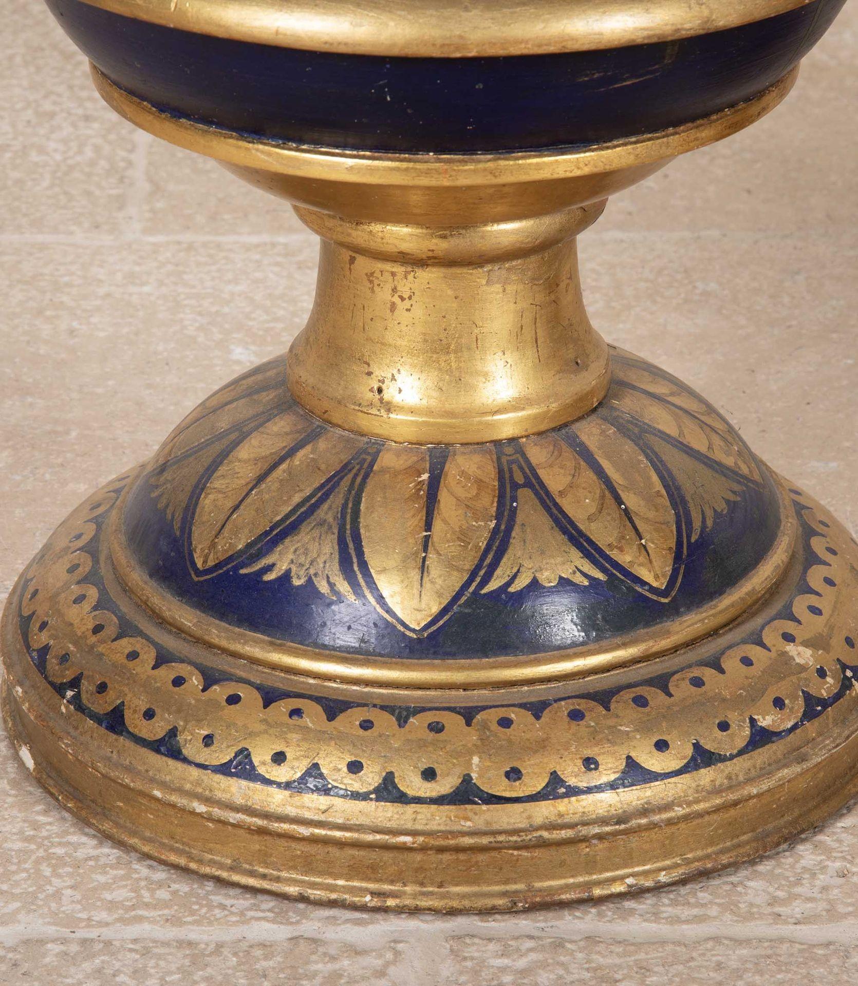 Armoires décoratives à piédestal peintes du 20e siècle en vente 2