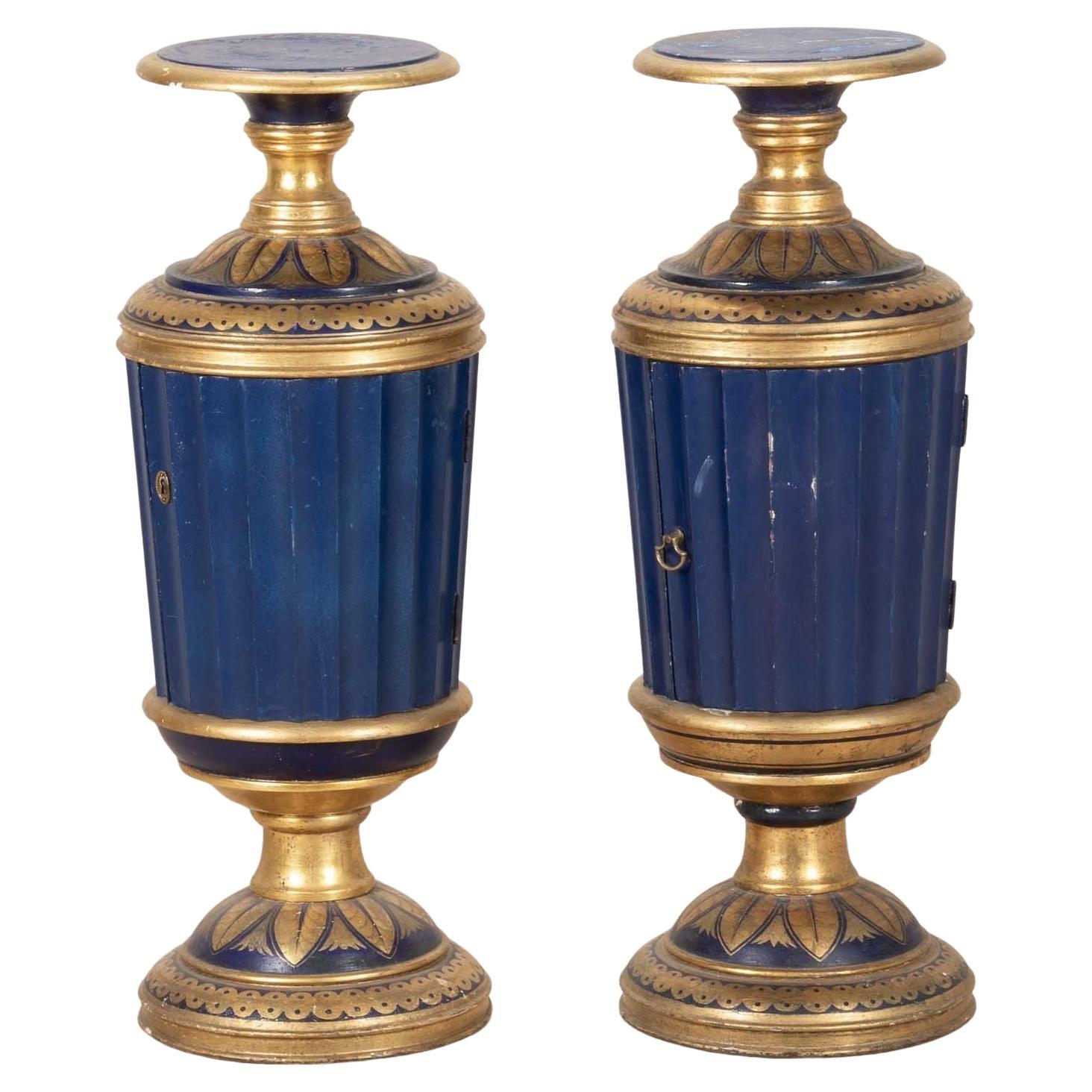 Armoires décoratives à piédestal peintes du 20e siècle en vente