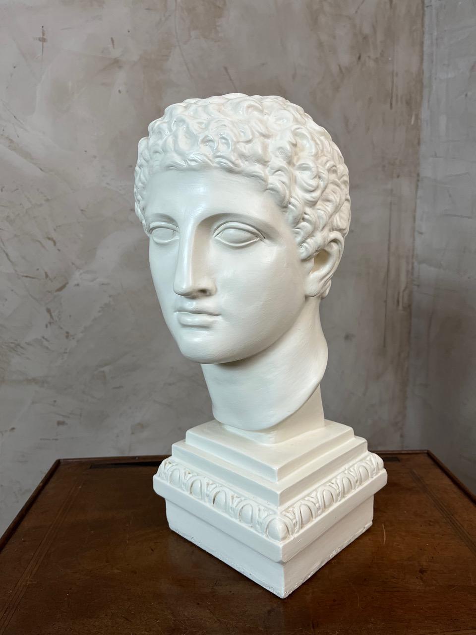 Élevez votre intérieur avec ce superbe buste d'Apollo en plâtre peint des années 1950, inspiré de l'antiquité grecque classique. Avec son expression sereine et ses boucles finement détaillées, cette sculpture vintage capture la beauté intemporelle