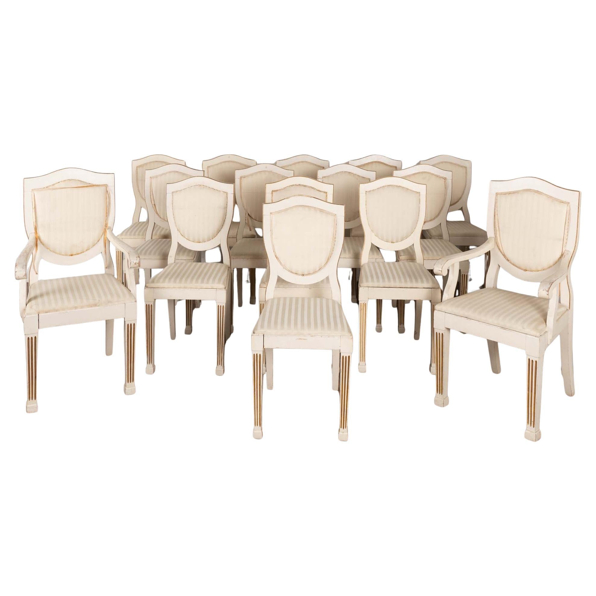 Juego de 15 sillas de comedor suecas pintadas del siglo XX