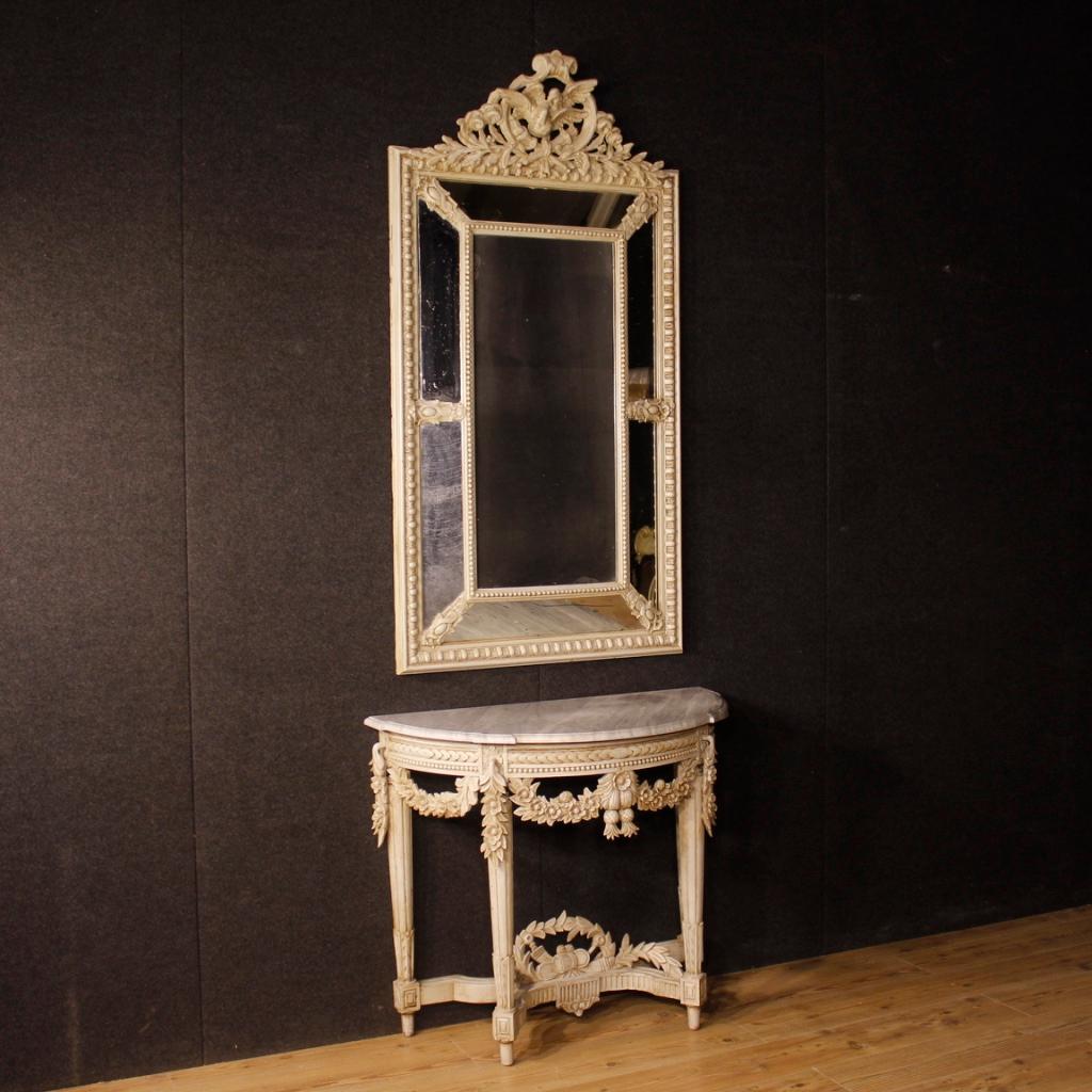 French mirror from the first half of the 20th century. Furniture in wood and plaster richly carved and painted with floral and animals decorations of great pleasure. Object of beautiful measure and decoration that can be easily insertable in