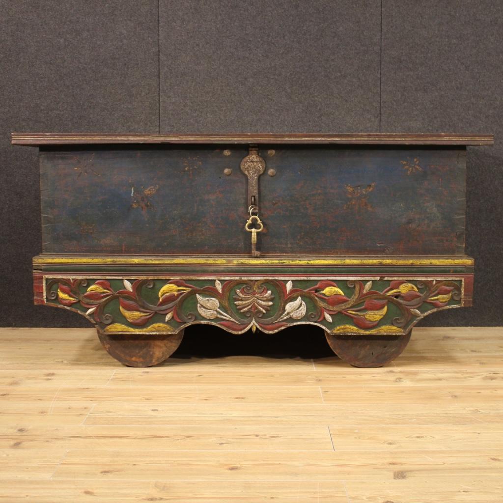 Large 20th century Indian chest. Double trunk in carved wood and painted in pastel colors. Furniture mounted on wooden wheels to facilitate movement. Chest complete with an original non-working key, lock to be overhauled. Trunk decorated with iron