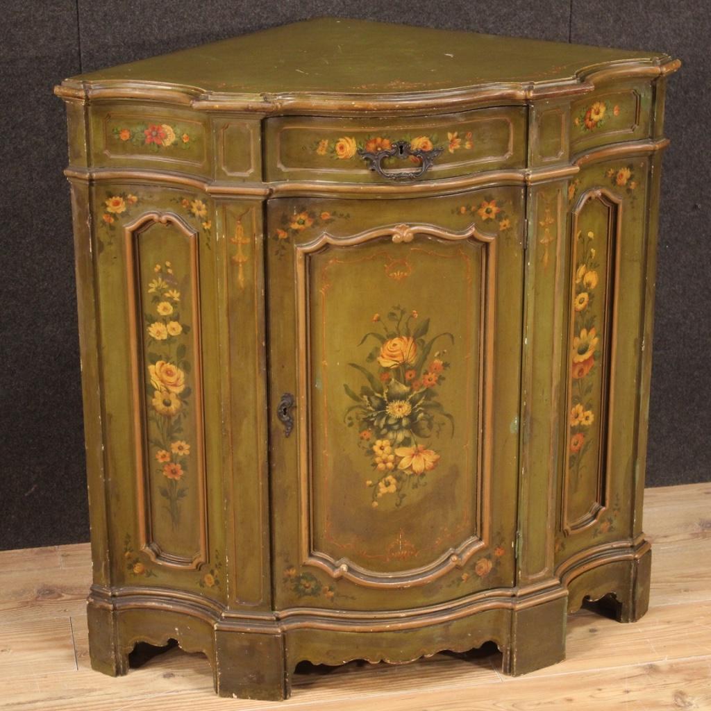 Large Venetian corner cupboard from the first half of the 20th century. Furniture in finely carved wood, lacquered and hand painted with very pleasant floral decorations. Corner cupboard equipped with a drawer and a door of good capacity and