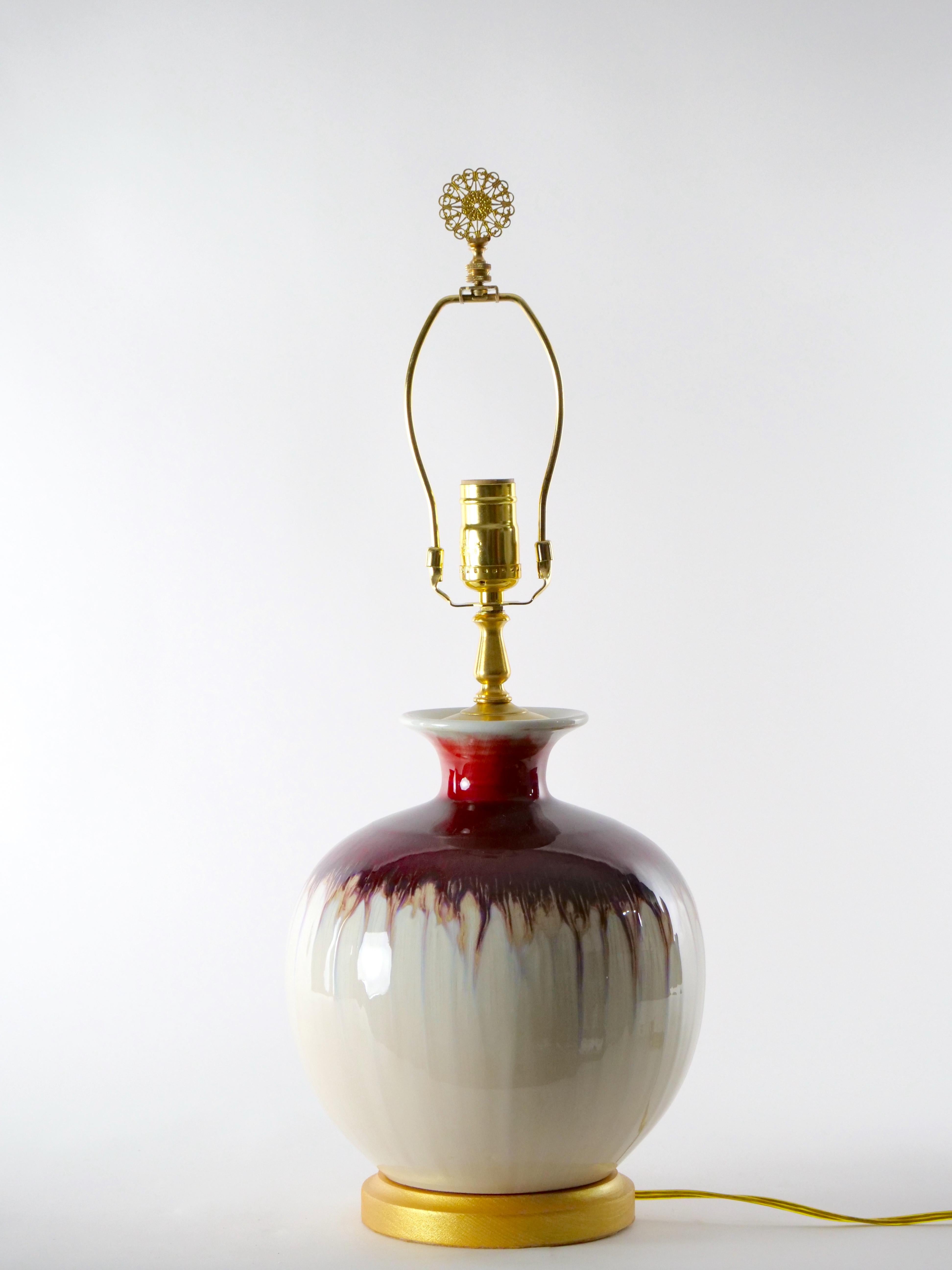 20. Jahrhundert Paar Flambe Vase Lampe / vergoldetes Holz Basis  im Angebot 5